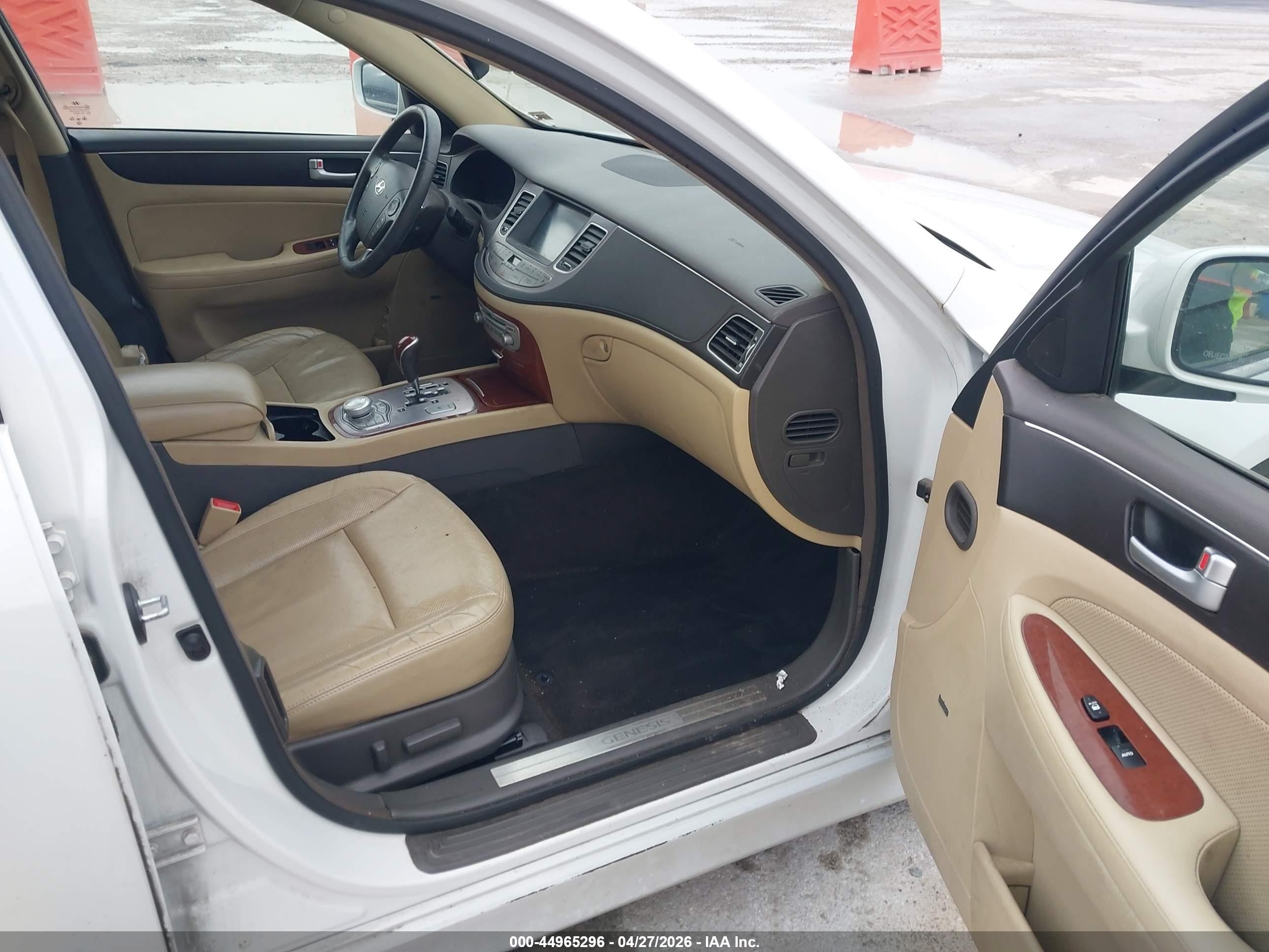 2013 Hyundai Genesis 3.8 White vin: KMHGC4DD7DU233782