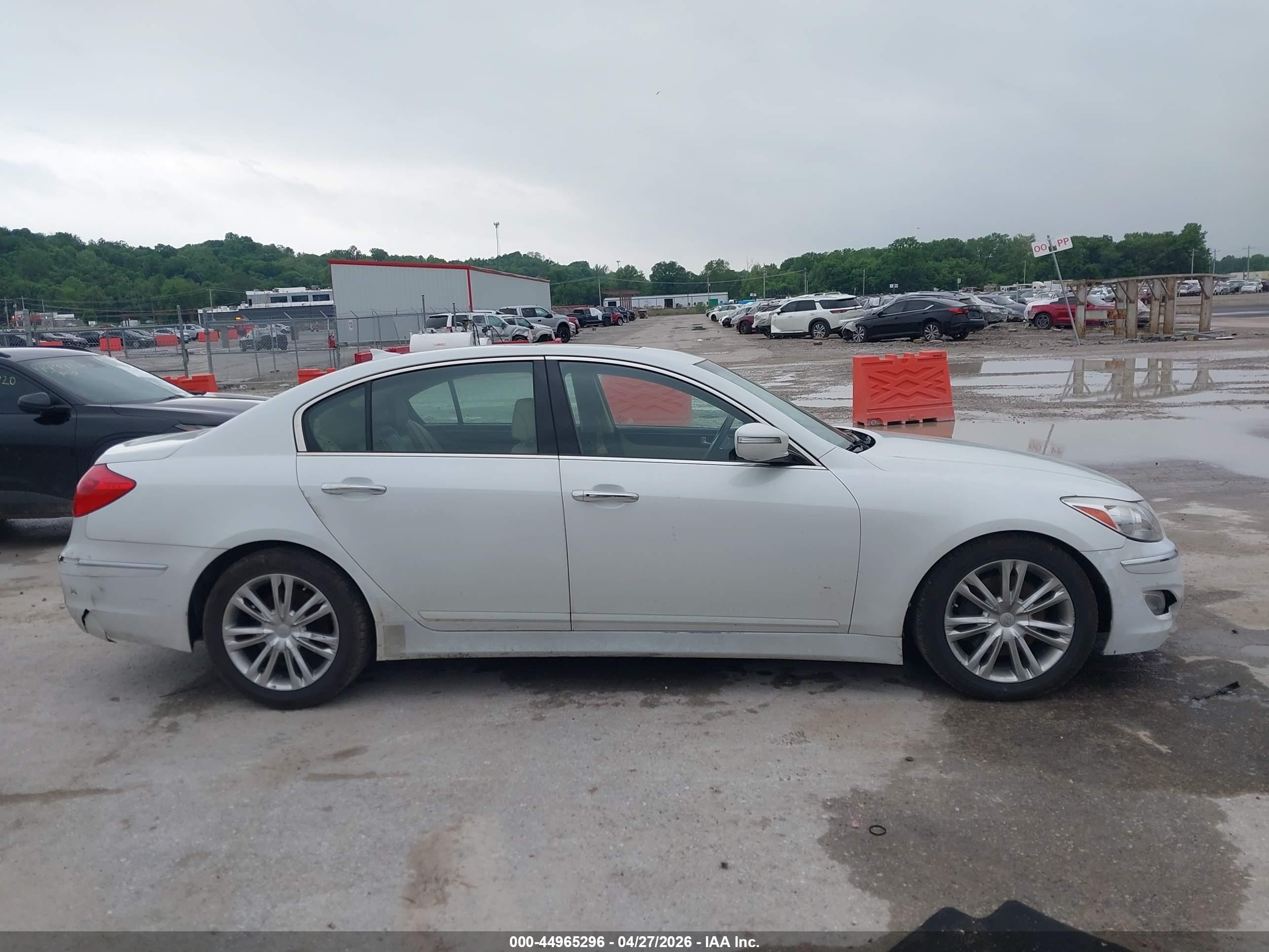 2013 Hyundai Genesis 3.8 White vin: KMHGC4DD7DU233782