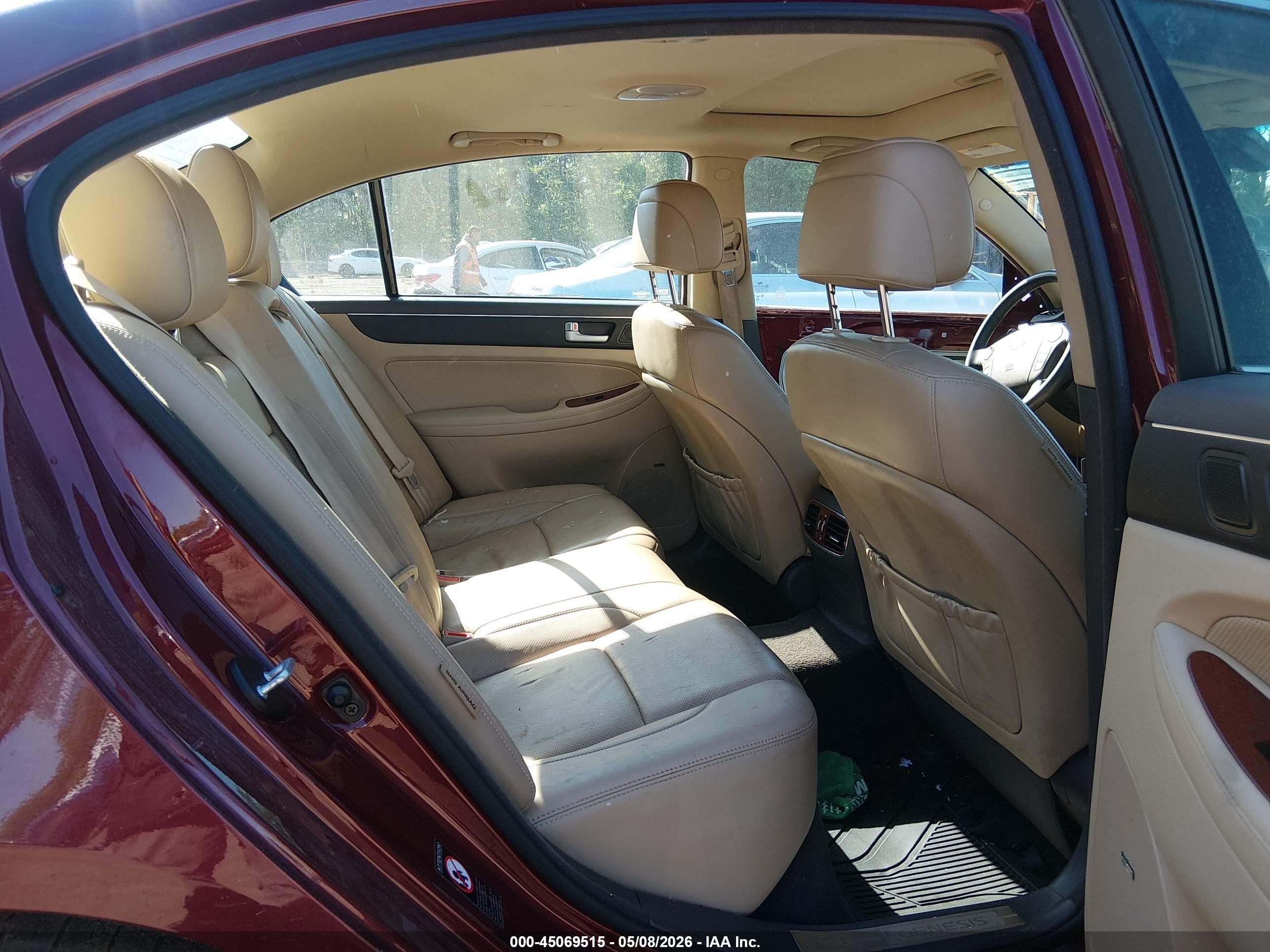 2013 Hyundai Genesis 3.8 Burgundy vin: KMHGC4DD7DU239422