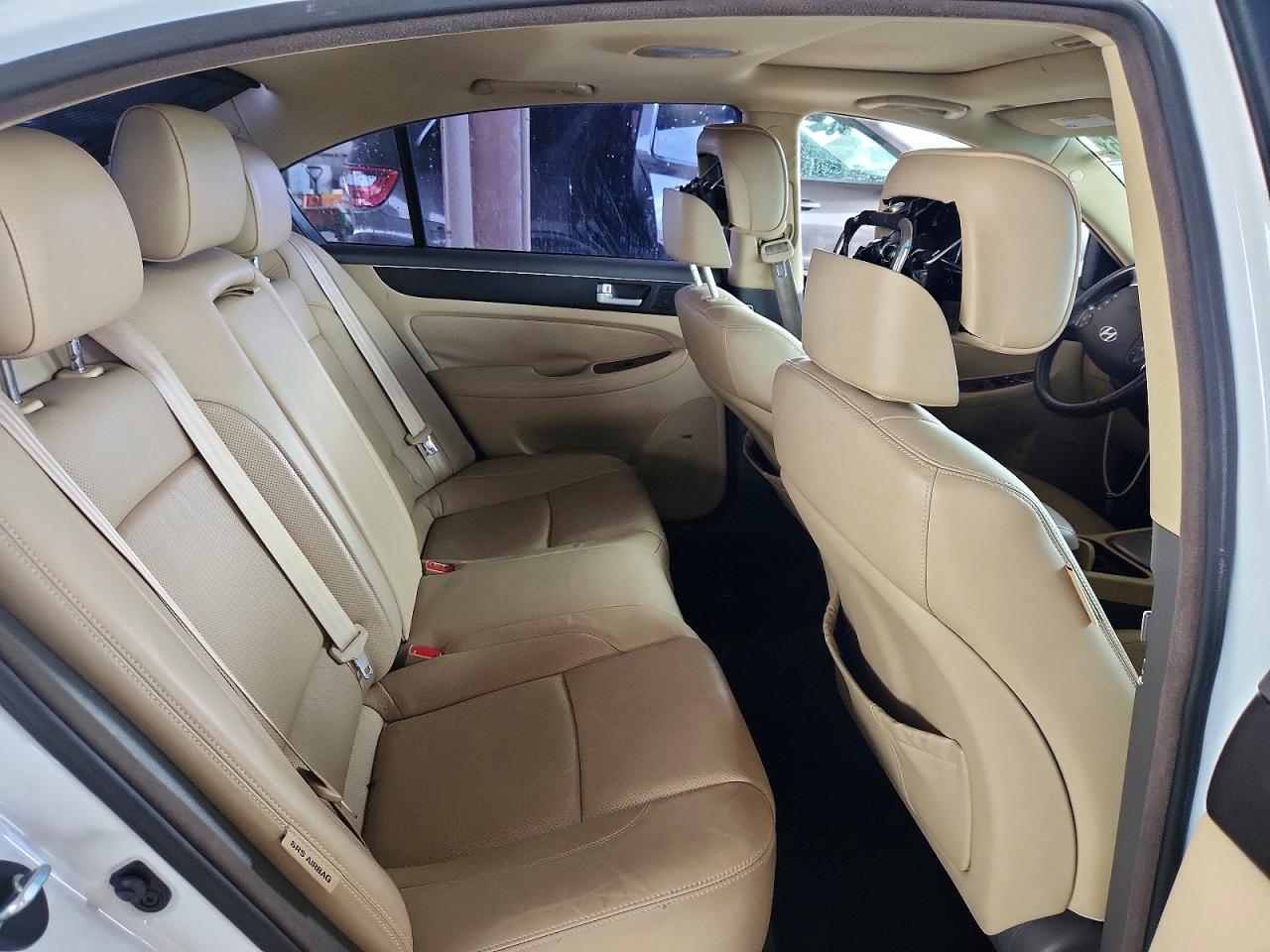 2013 Hyundai Genesis 3.8l White vin: KMHGC4DD7DU258360