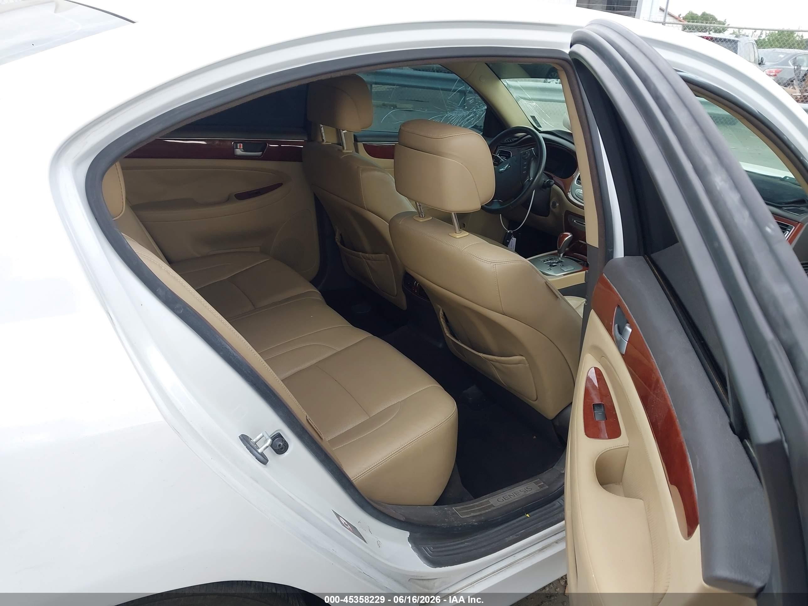 2014 Hyundai Genesis 3.8 White vin: KMHGC4DD7EU259381