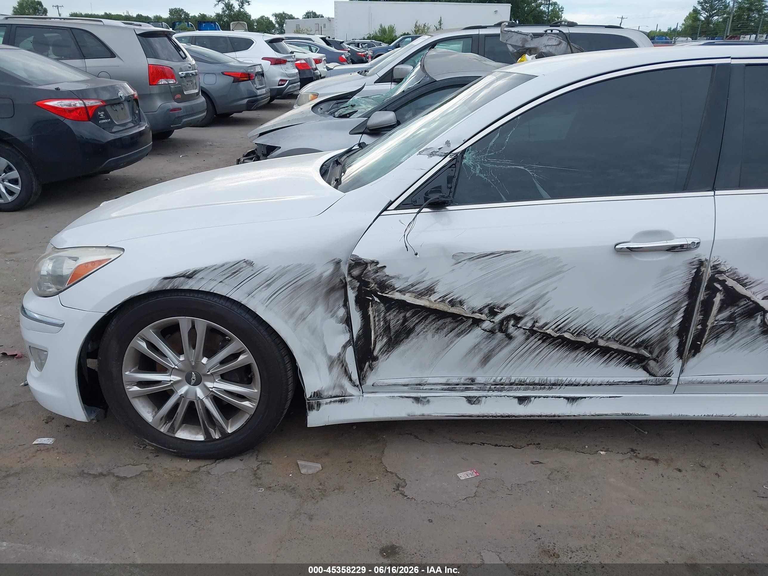 2014 Hyundai Genesis 3.8 White vin: KMHGC4DD7EU259381