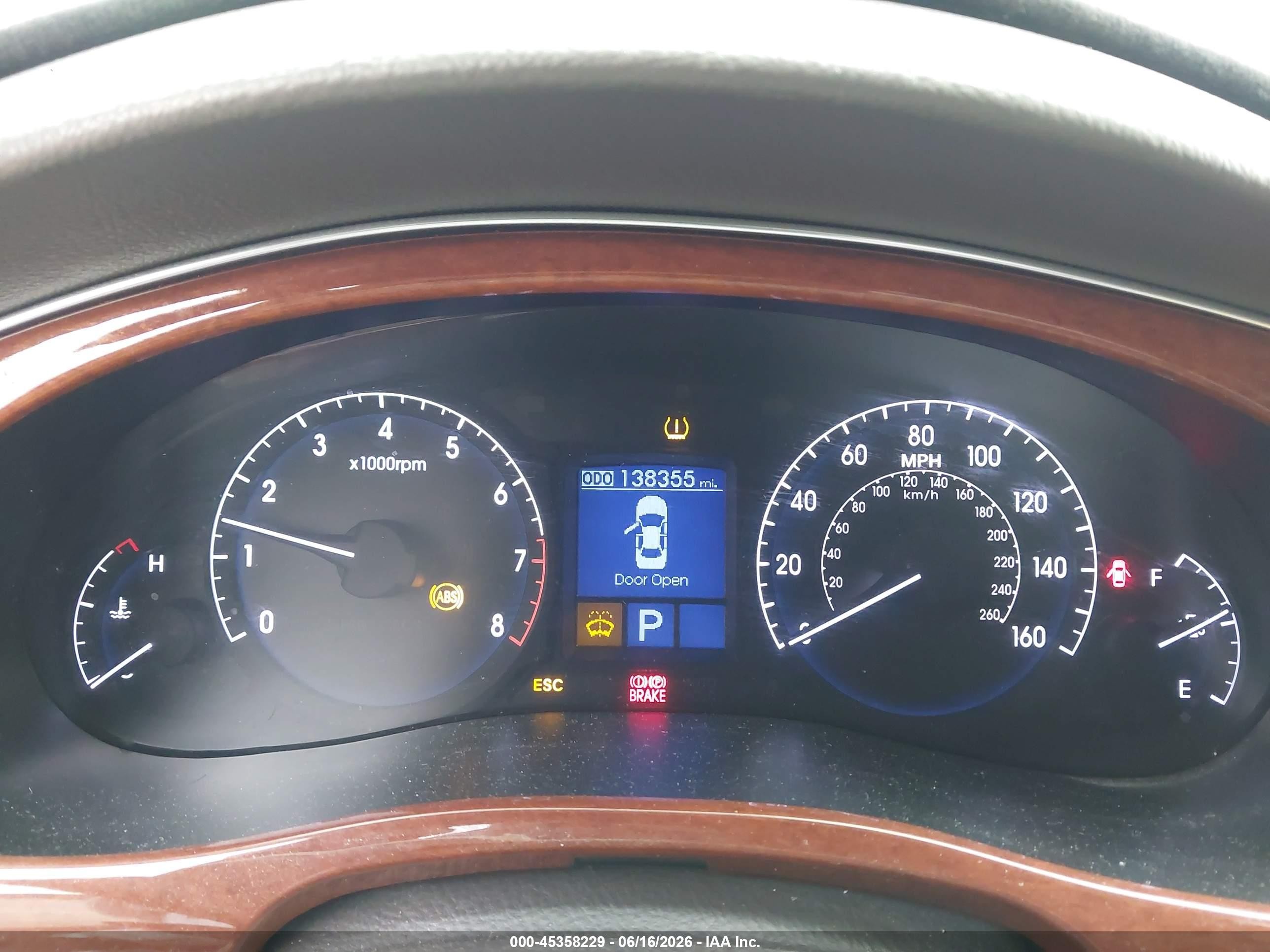 2014 Hyundai Genesis 3.8 White vin: KMHGC4DD7EU259381