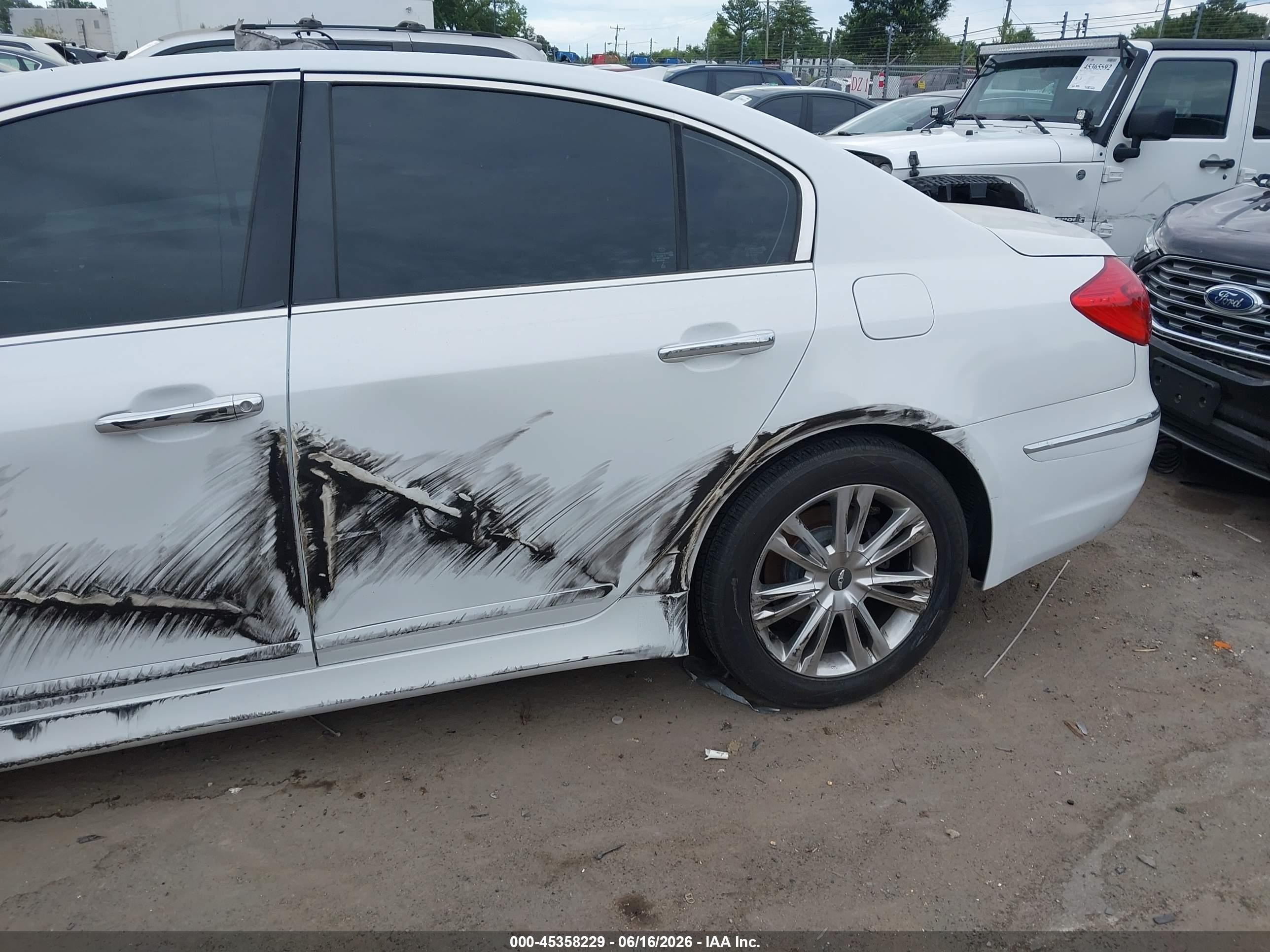 2014 Hyundai Genesis 3.8 White vin: KMHGC4DD7EU259381