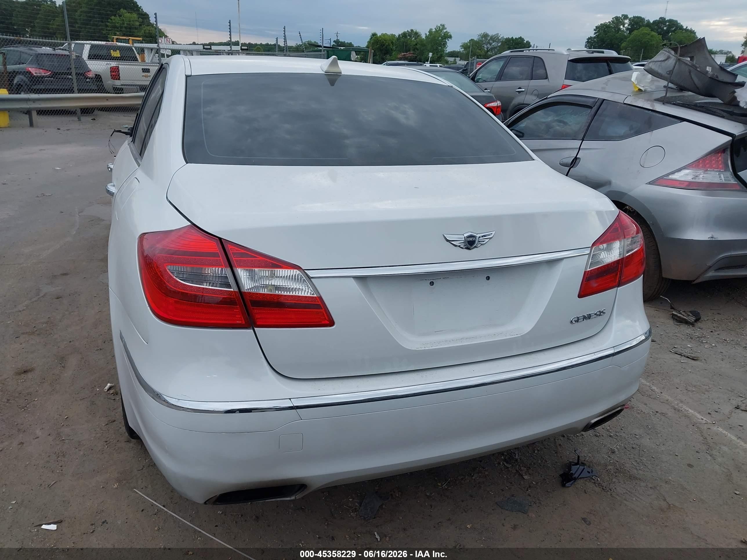 2014 Hyundai Genesis 3.8 White vin: KMHGC4DD7EU259381