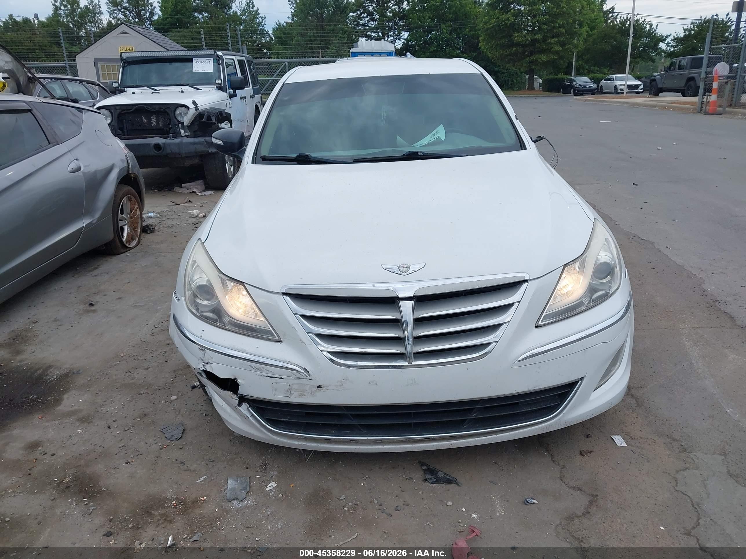 2014 Hyundai Genesis 3.8 White vin: KMHGC4DD7EU259381