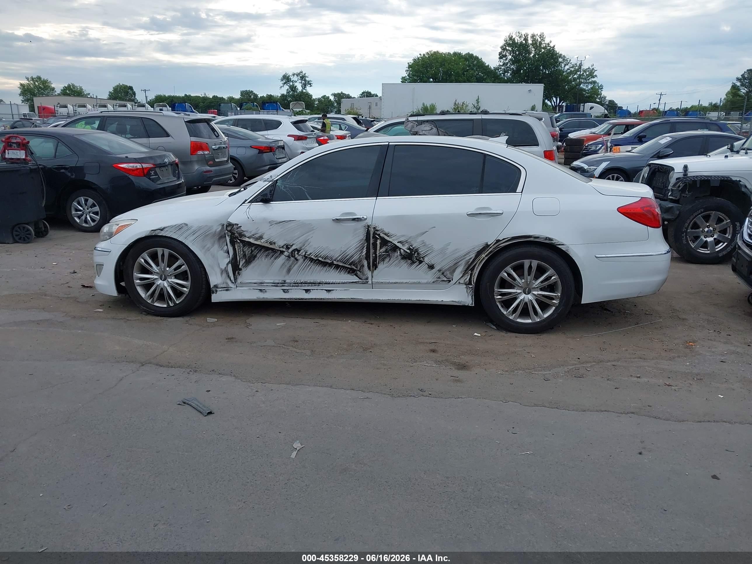 2014 Hyundai Genesis 3.8 White vin: KMHGC4DD7EU259381
