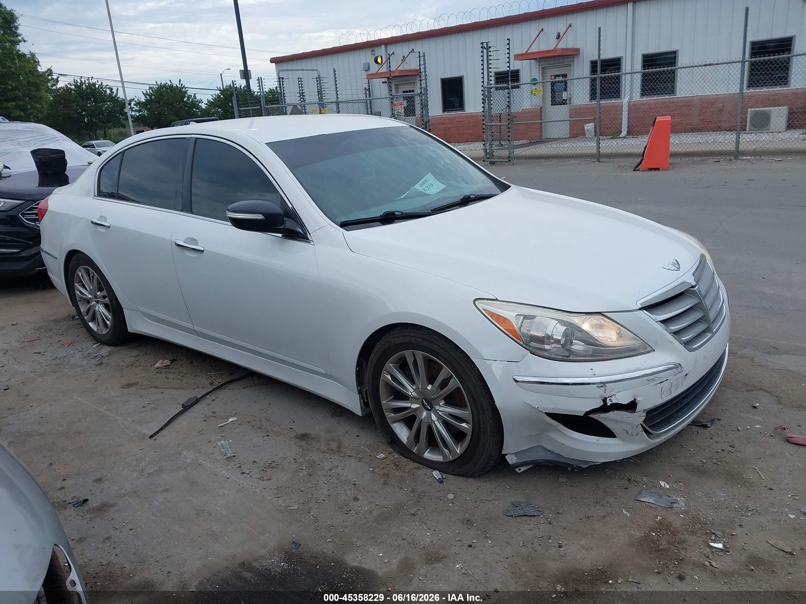 2014 Hyundai Genesis 3.8 White vin: KMHGC4DD7EU259381
