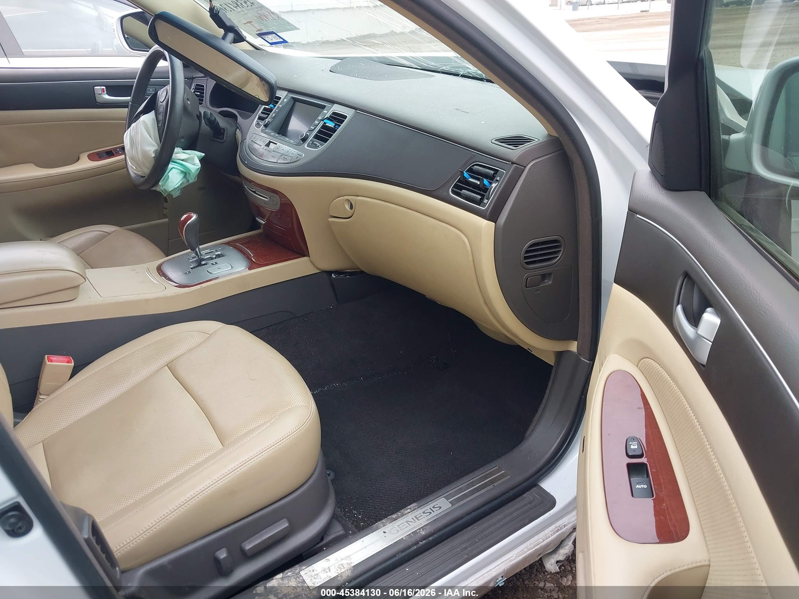 2014 Hyundai Genesis 3.8 White vin: KMHGC4DD7EU261177