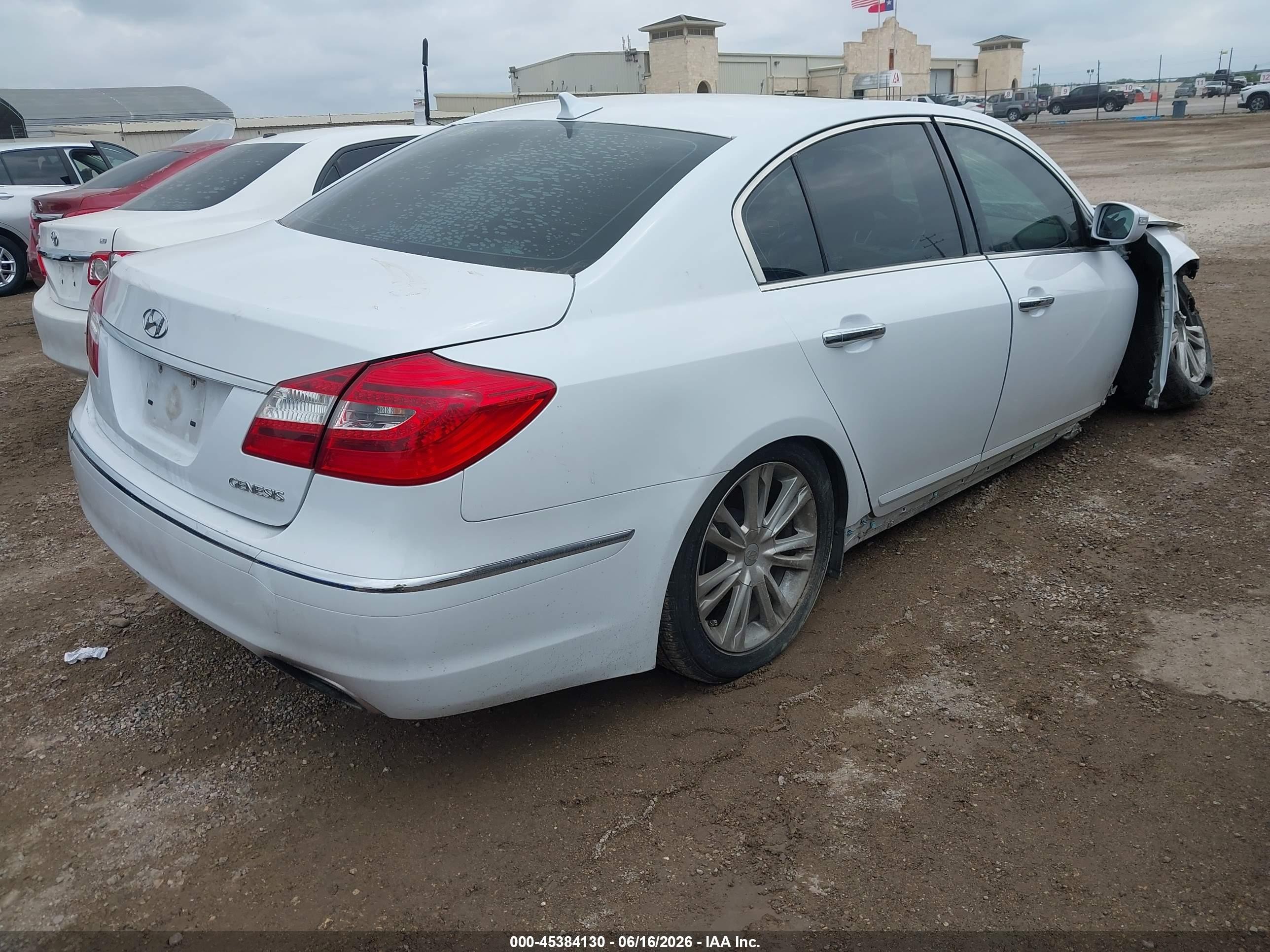 2014 Hyundai Genesis 3.8 White vin: KMHGC4DD7EU261177