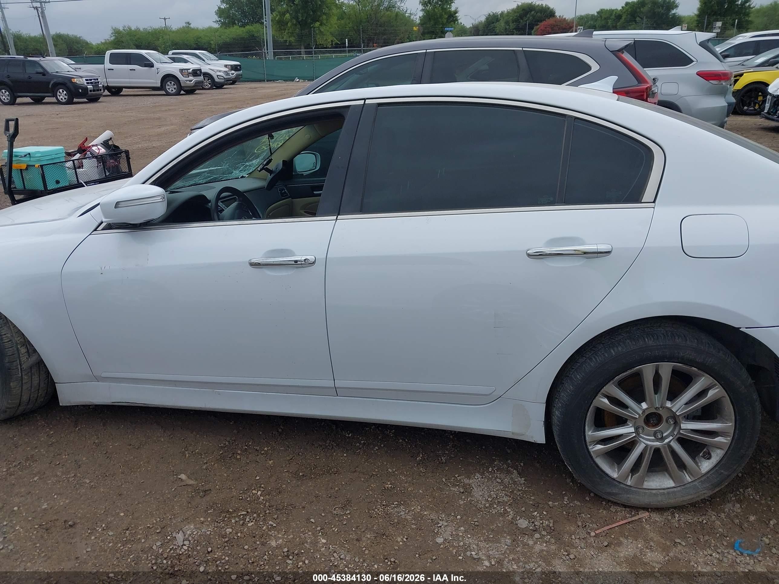 2014 Hyundai Genesis 3.8 White vin: KMHGC4DD7EU261177