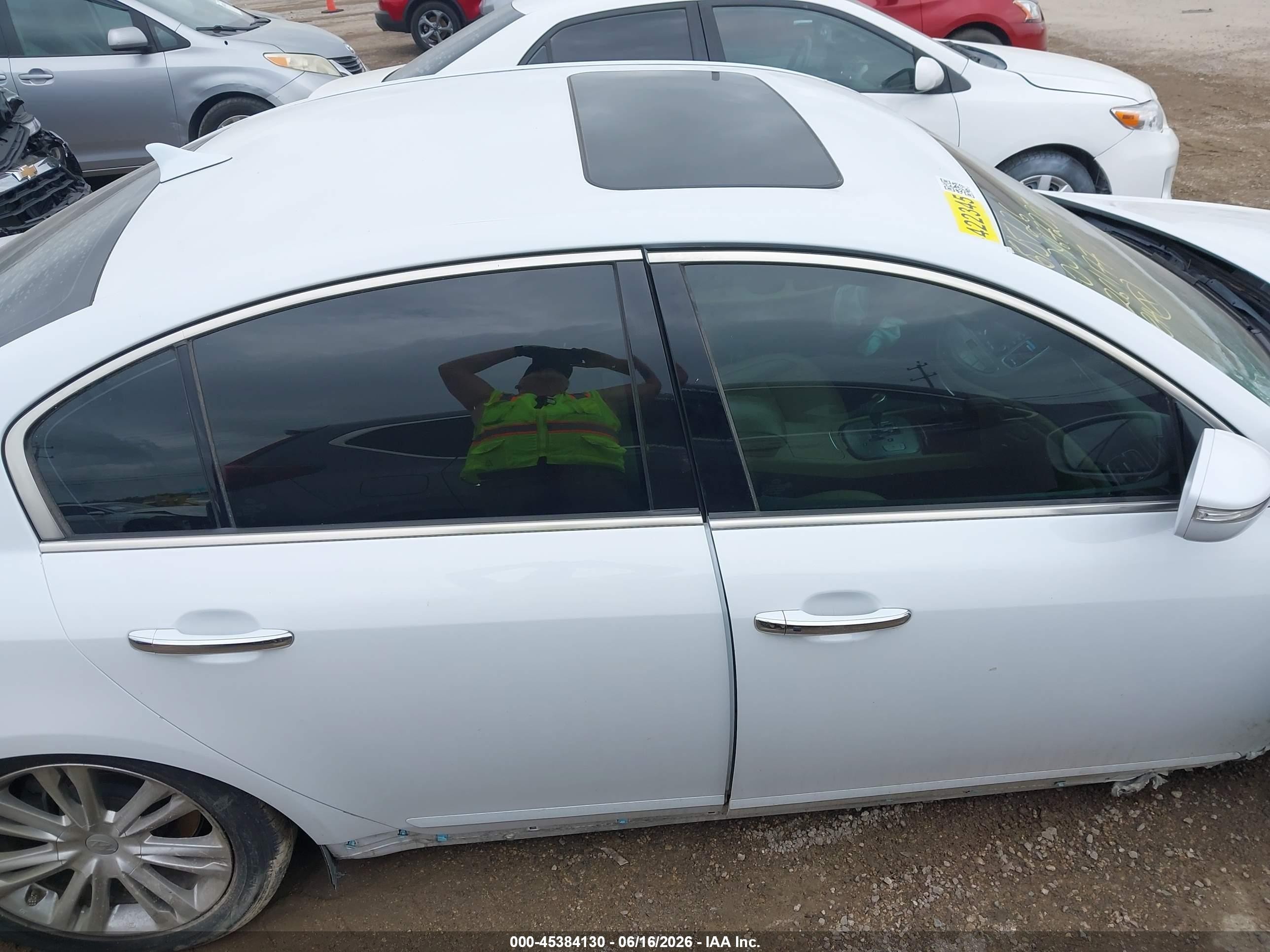 2014 Hyundai Genesis 3.8 White vin: KMHGC4DD7EU261177