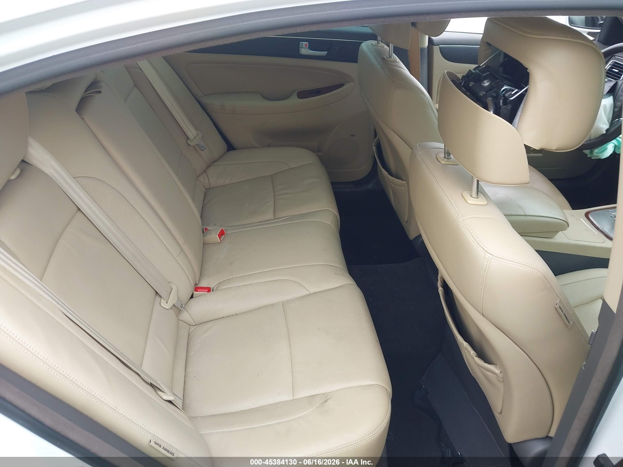 2014 Hyundai Genesis 3.8 White vin: KMHGC4DD7EU261177