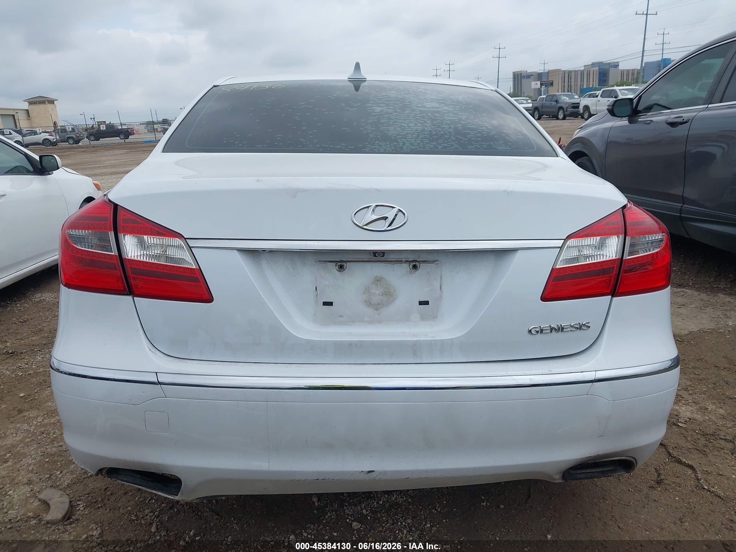 2014 Hyundai Genesis 3.8 White vin: KMHGC4DD7EU261177