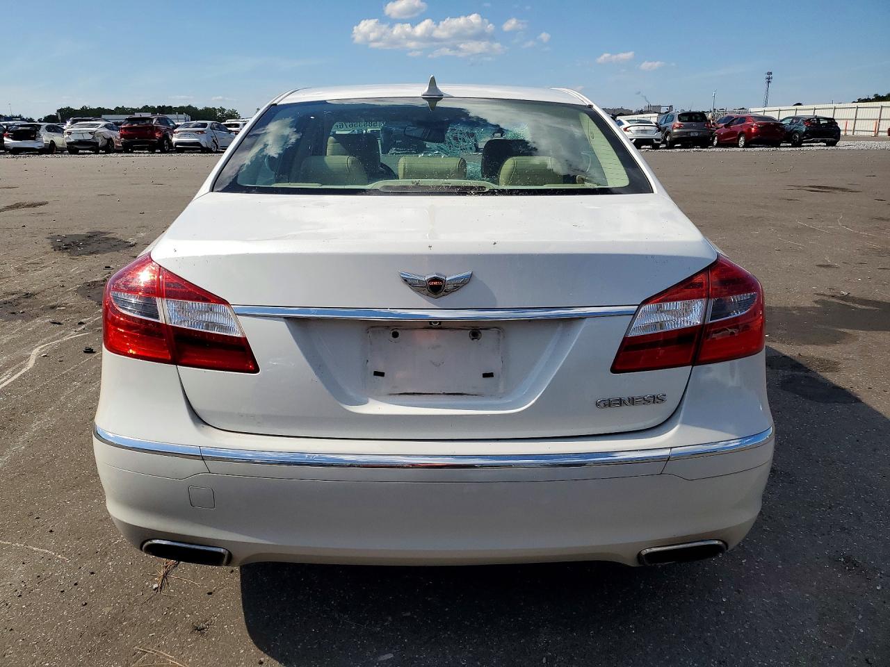2012 Hyundai Genesis 3.8l White vin: KMHGC4DD8CU160551