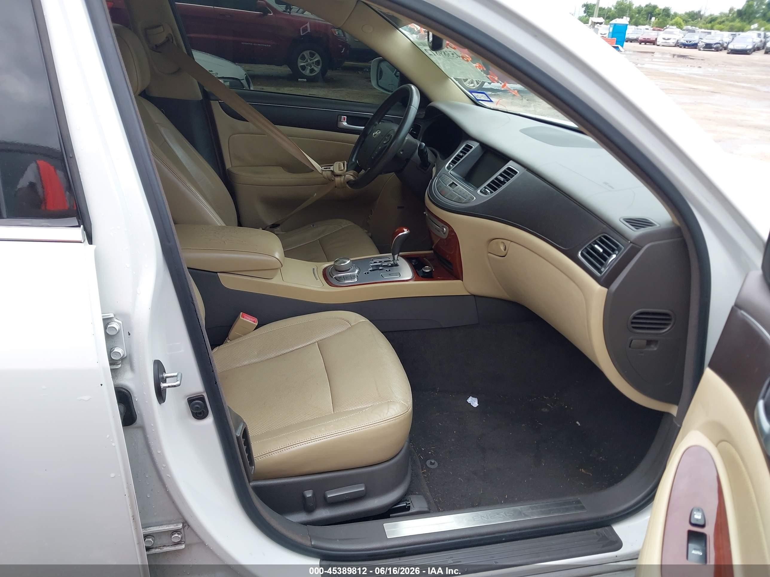 2012 Hyundai Genesis 3.8 Белый vin: KMHGC4DD8CU186244