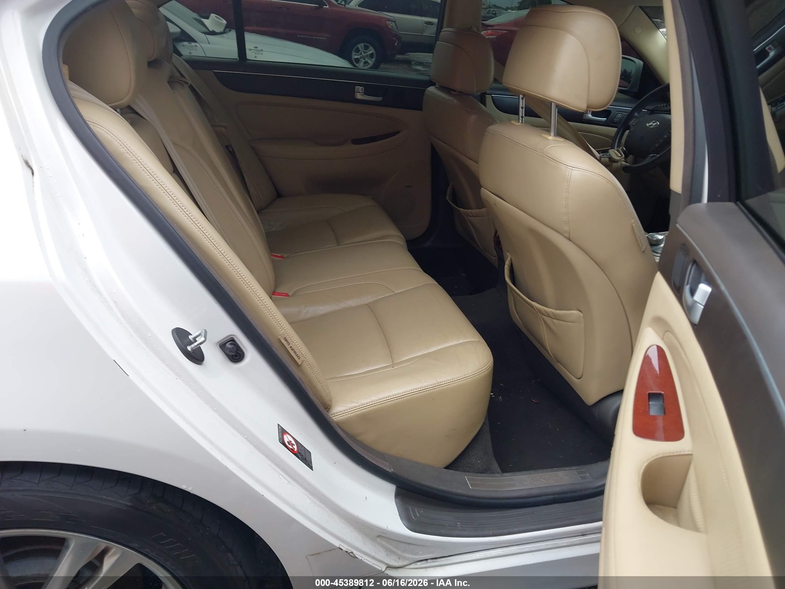 2012 Hyundai Genesis 3.8 Белый vin: KMHGC4DD8CU186244