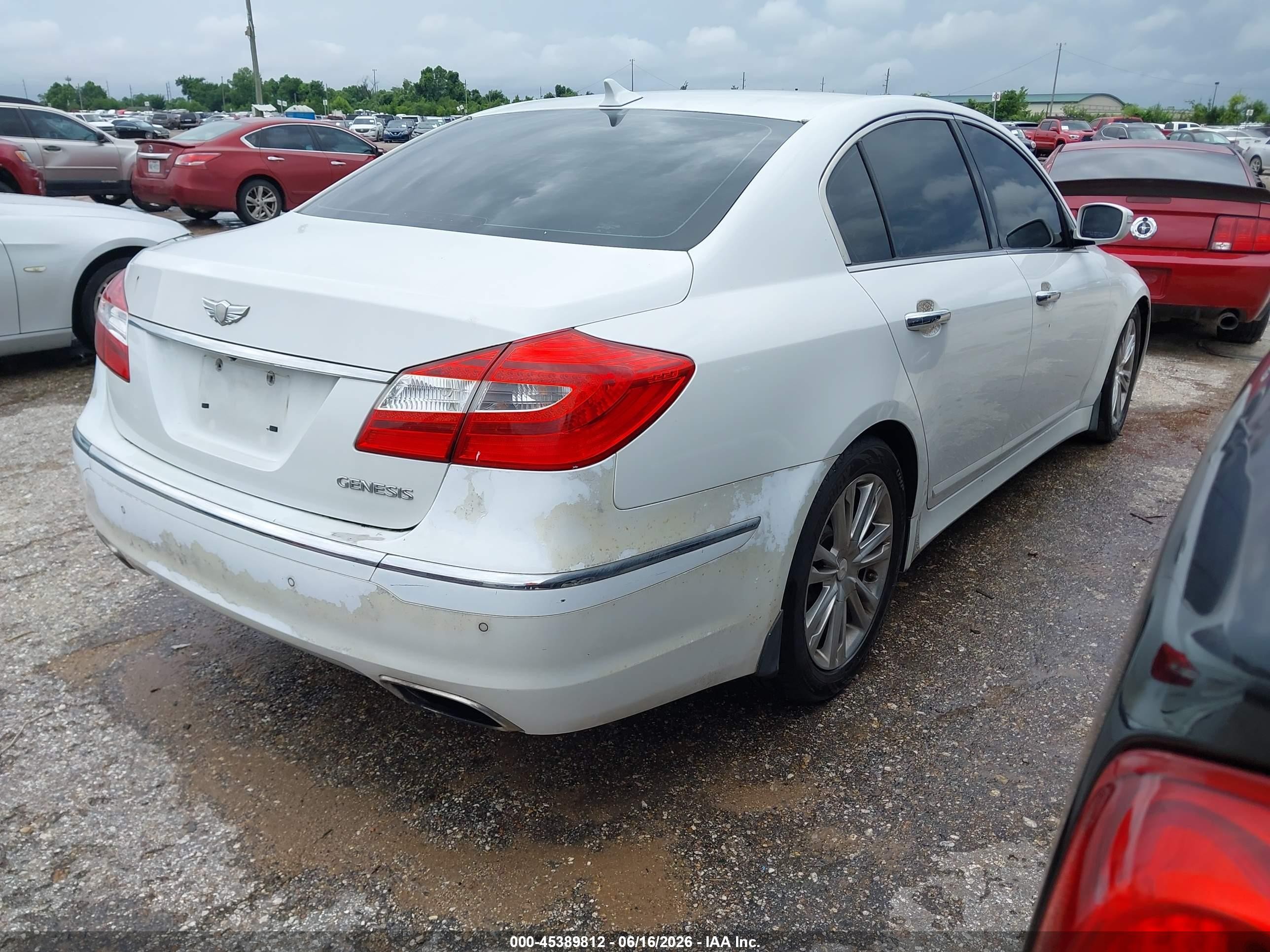 2012 Hyundai Genesis 3.8 Белый vin: KMHGC4DD8CU186244
