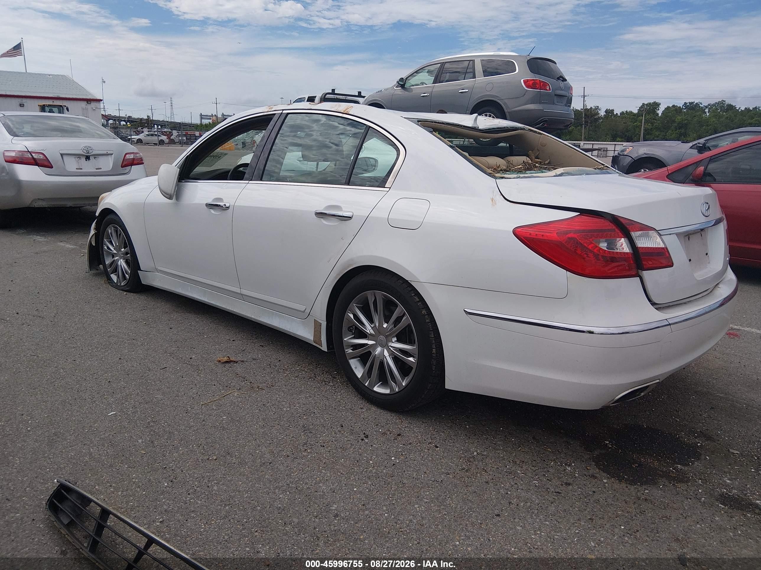 2012 Hyundai Genesis 3.8 White vin: KMHGC4DD8CU204578