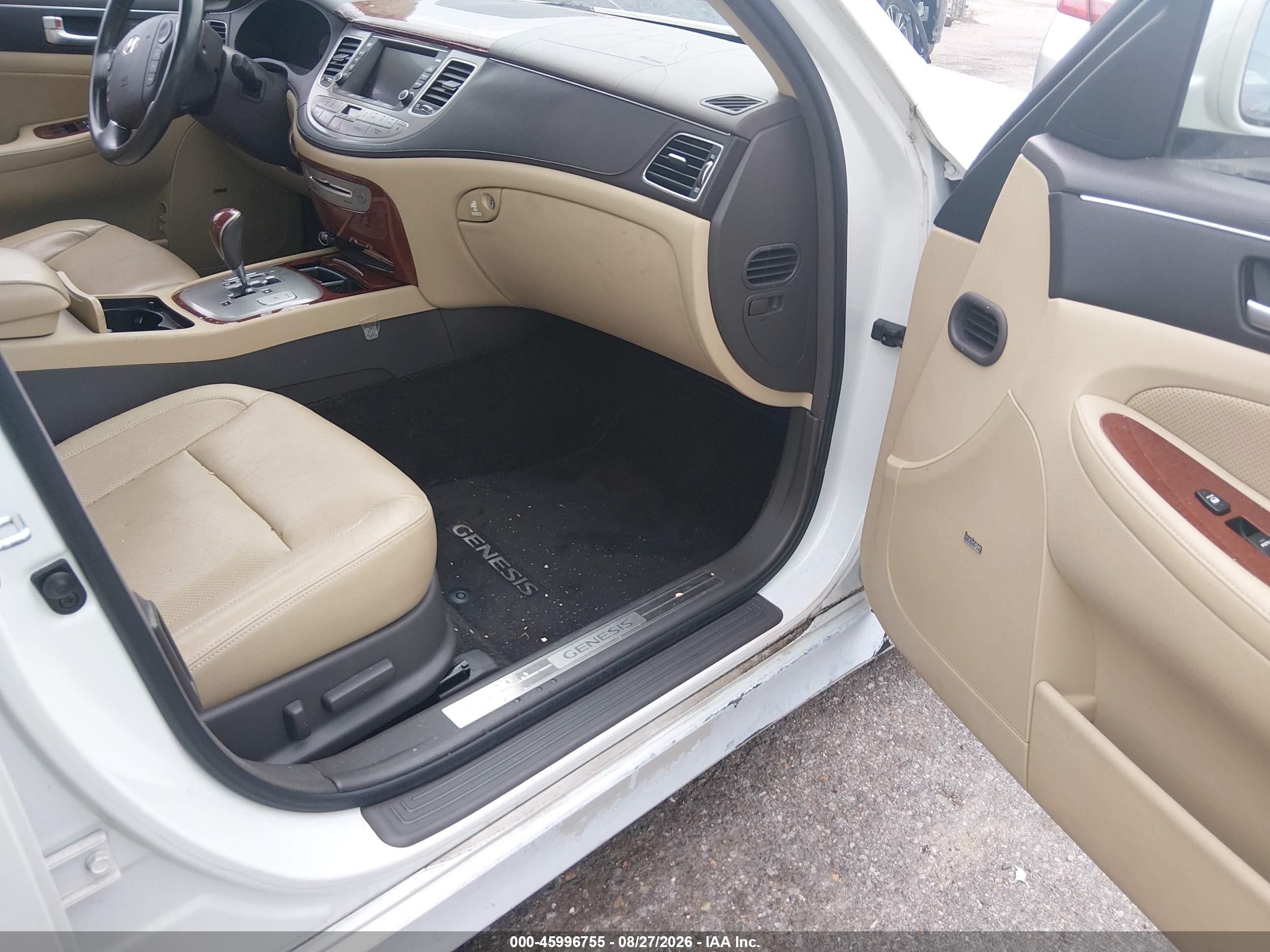 2012 Hyundai Genesis 3.8 White vin: KMHGC4DD8CU204578