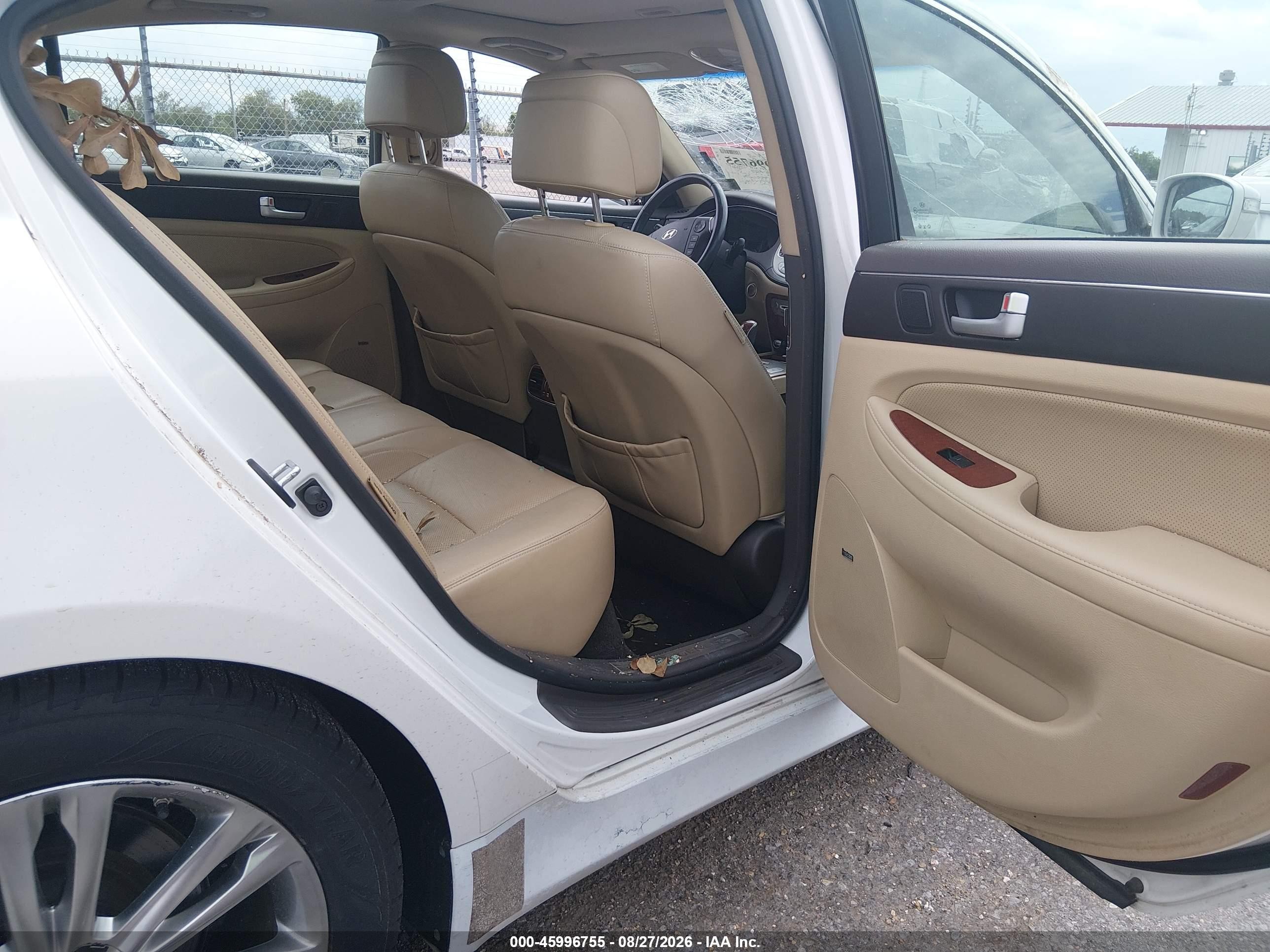 2012 Hyundai Genesis 3.8 White vin: KMHGC4DD8CU204578