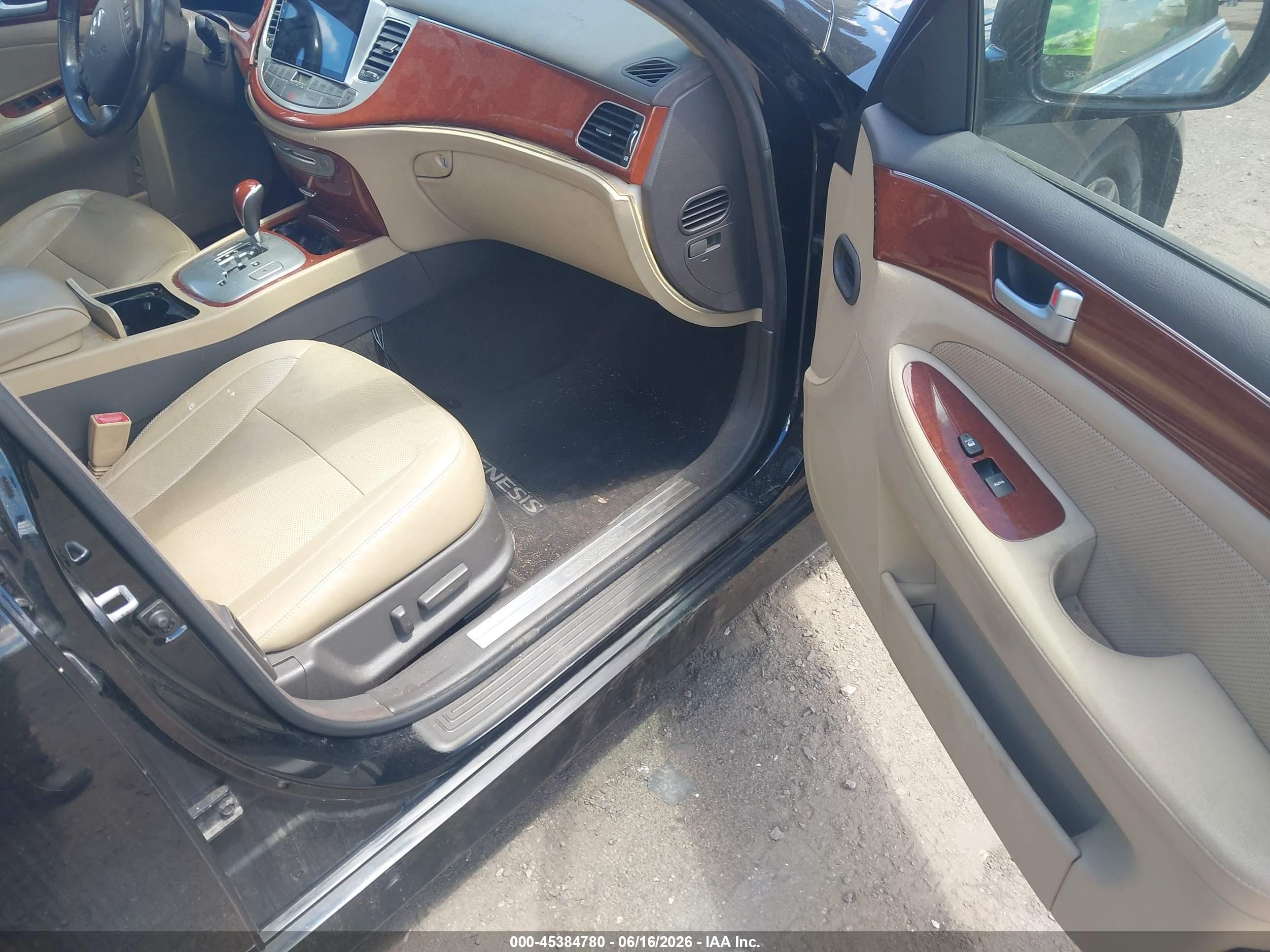 2013 Hyundai Genesis 3.8 Black vin: KMHGC4DD8DU244564