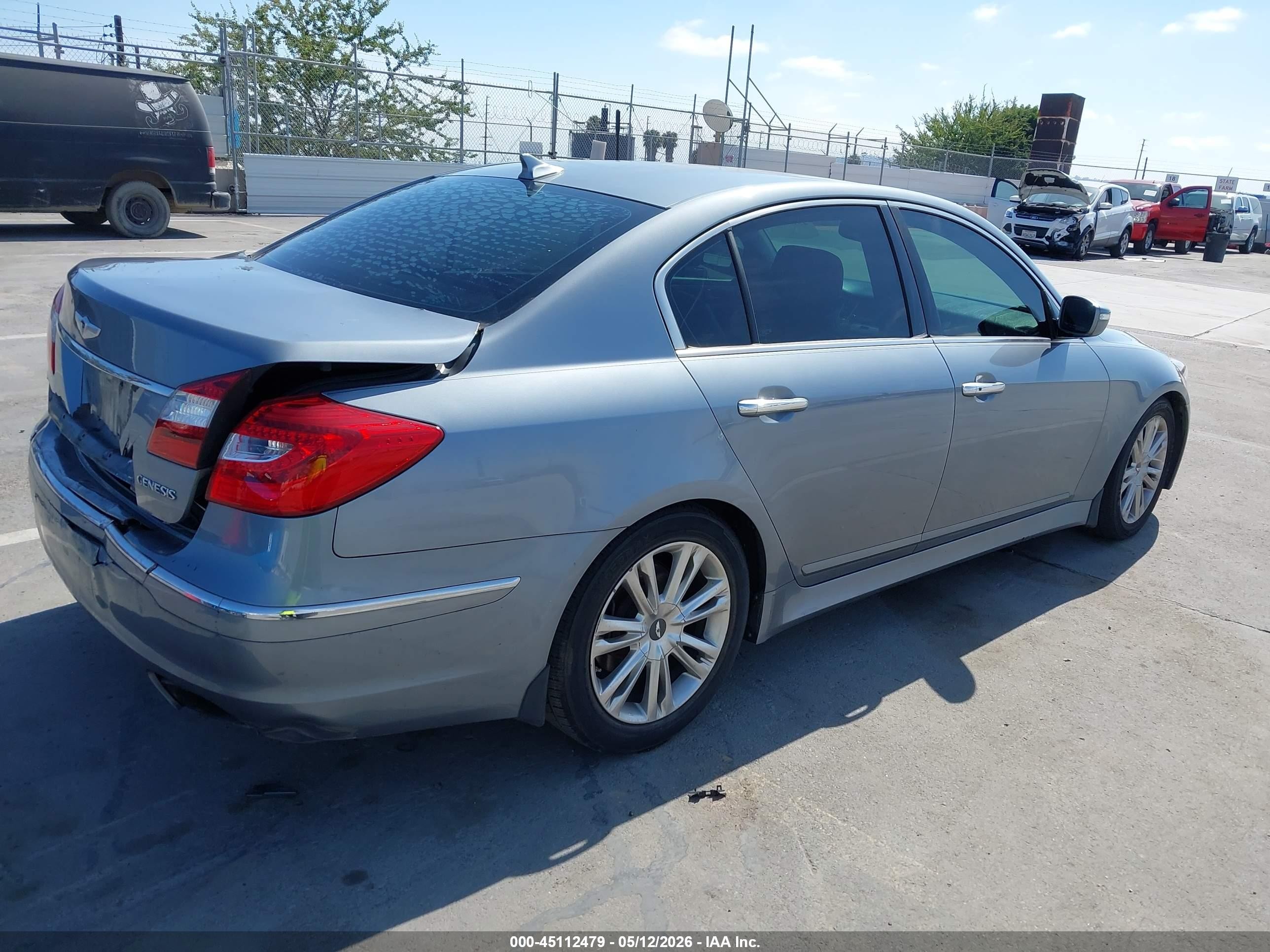 2014 Hyundai Genesis 3.8 Silver vin: KMHGC4DD8EU263679