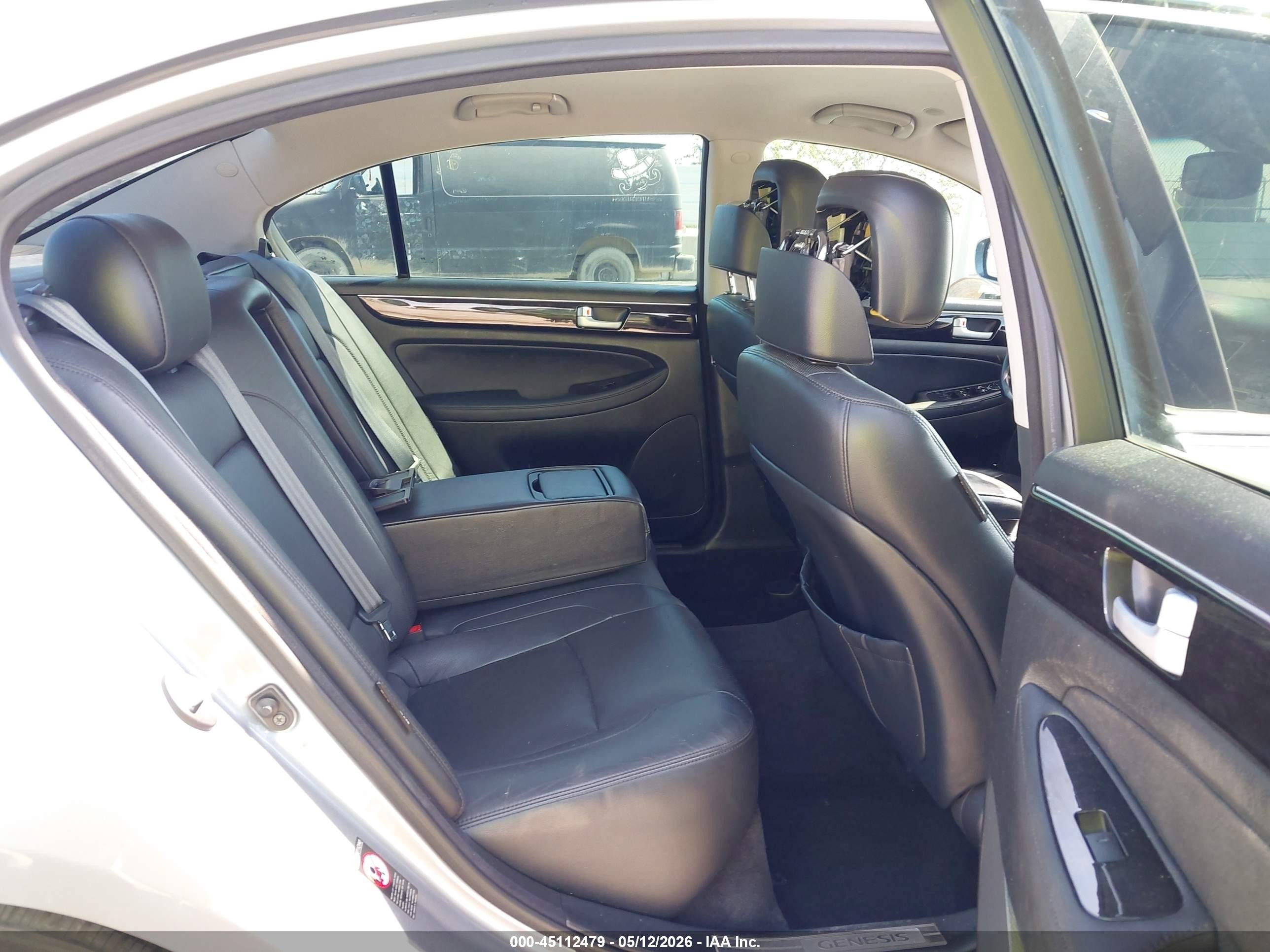 2014 Hyundai Genesis 3.8 Silver vin: KMHGC4DD8EU263679