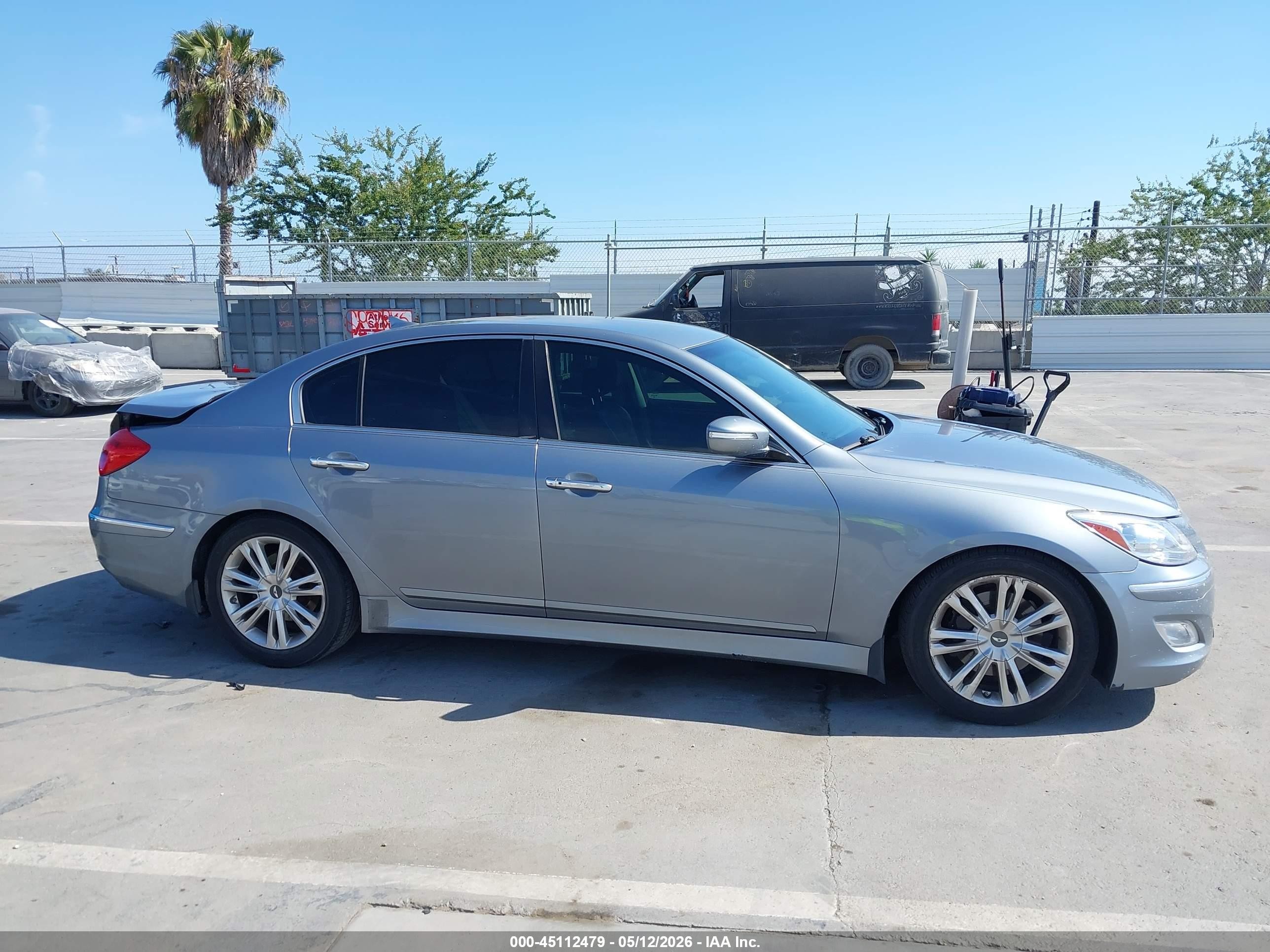 2014 Hyundai Genesis 3.8 Silver vin: KMHGC4DD8EU263679