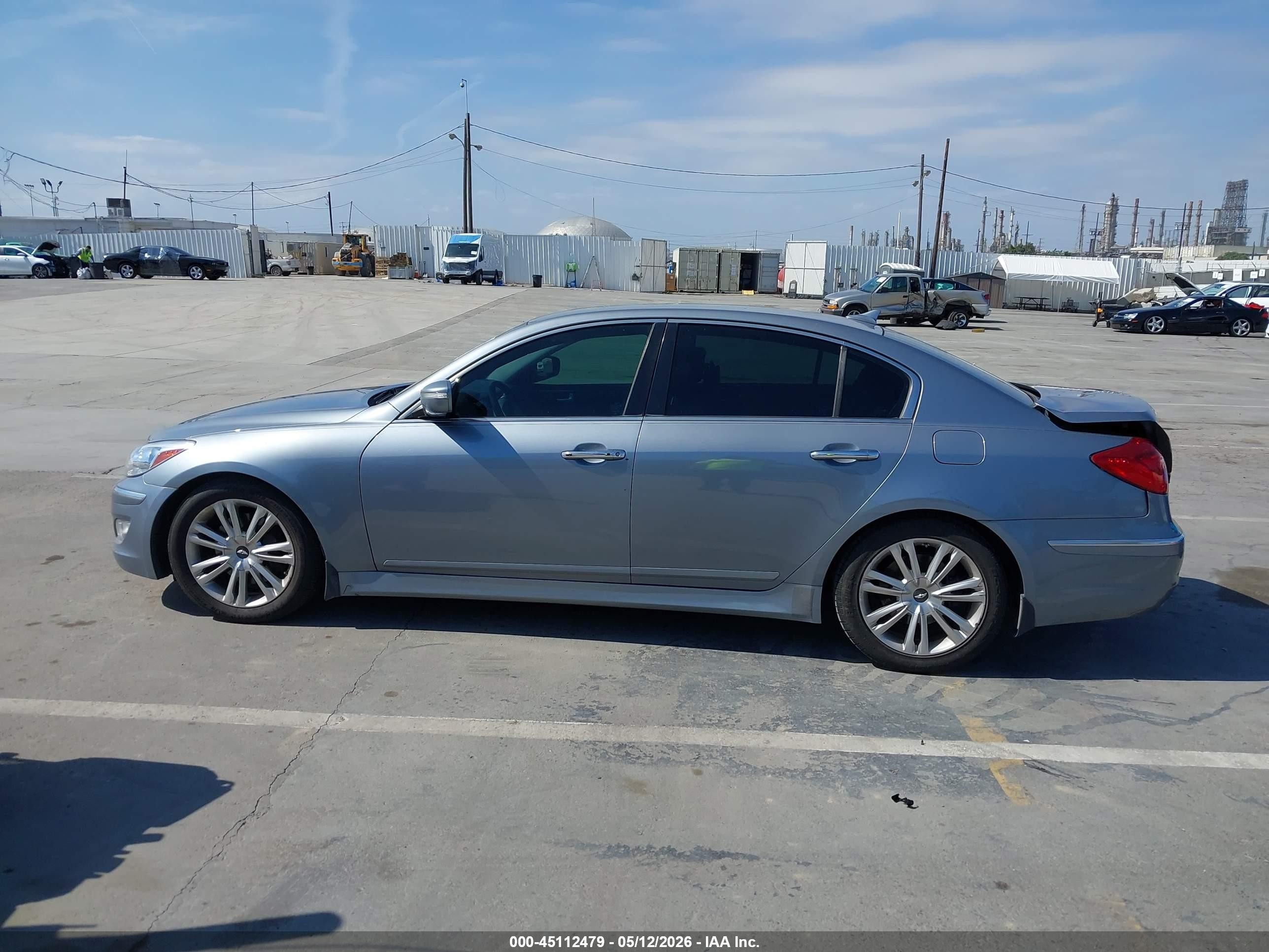 2014 Hyundai Genesis 3.8 Silver vin: KMHGC4DD8EU263679