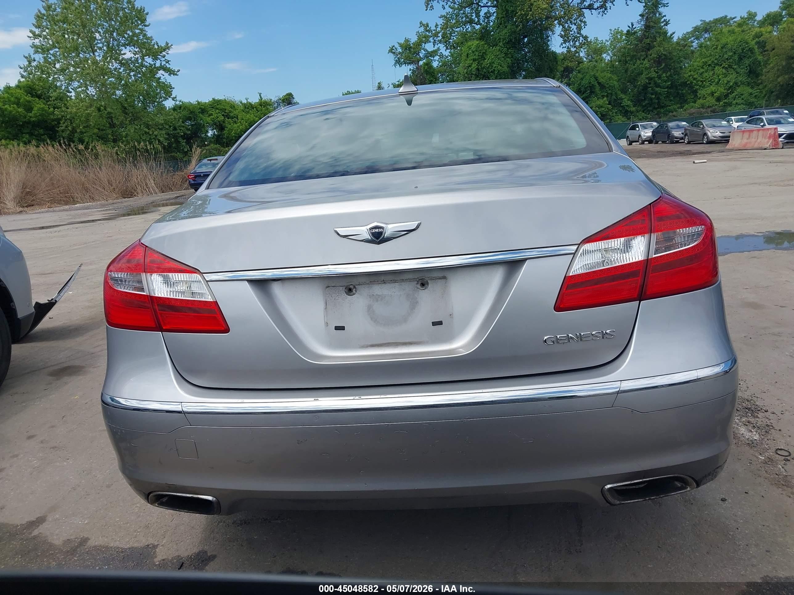 2012 Hyundai Genesis 3.8 Silver vin: KMHGC4DD9CU181540