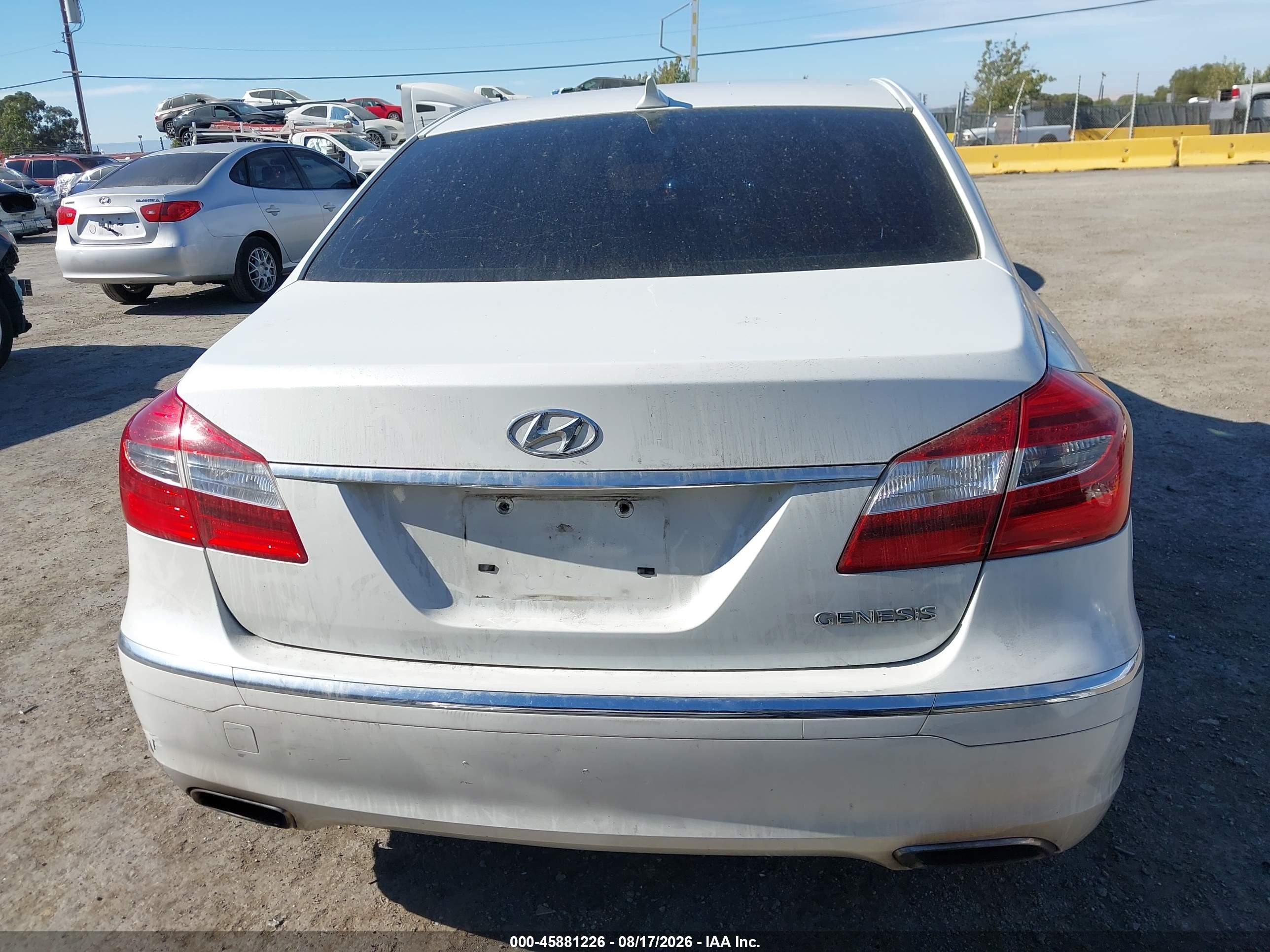 2012 Hyundai Genesis 3.8 White vin: KMHGC4DD9CU185930