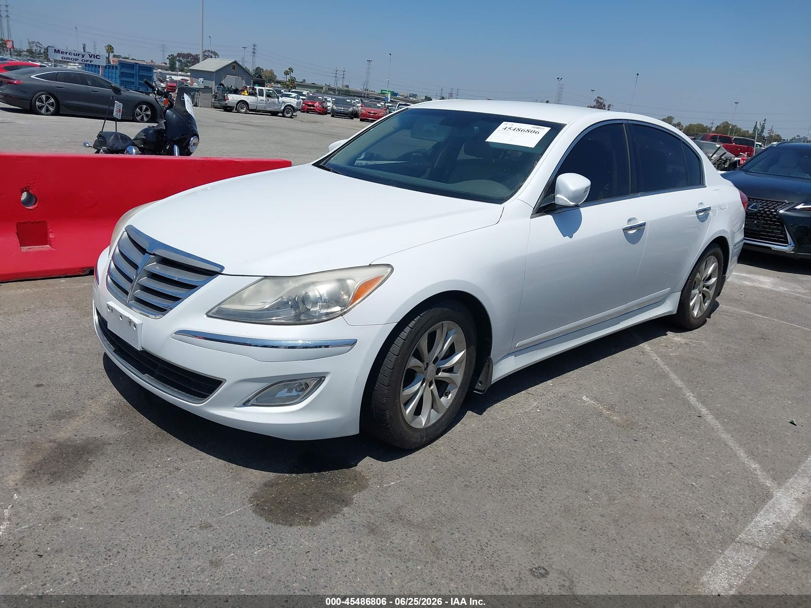 2013 Hyundai Genesis 3.8 White vin: KMHGC4DD9DU257839