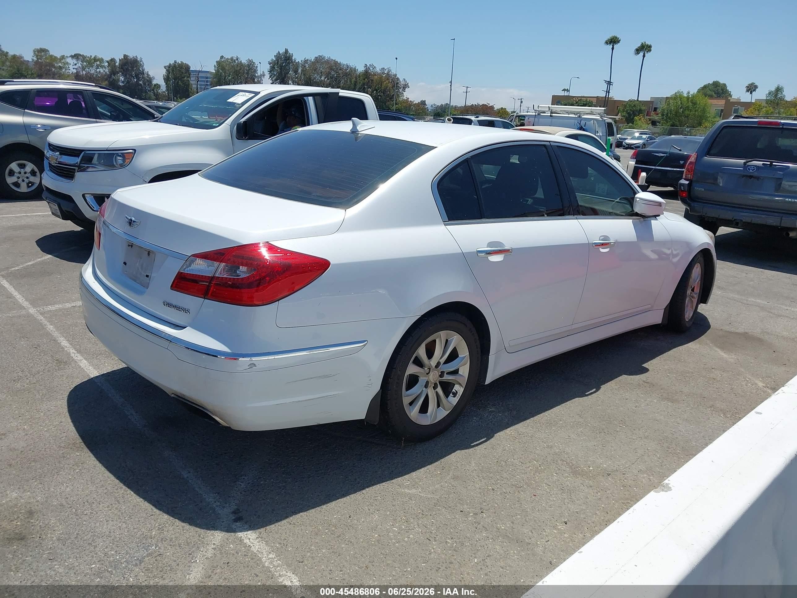 2013 Hyundai Genesis 3.8 White vin: KMHGC4DD9DU257839