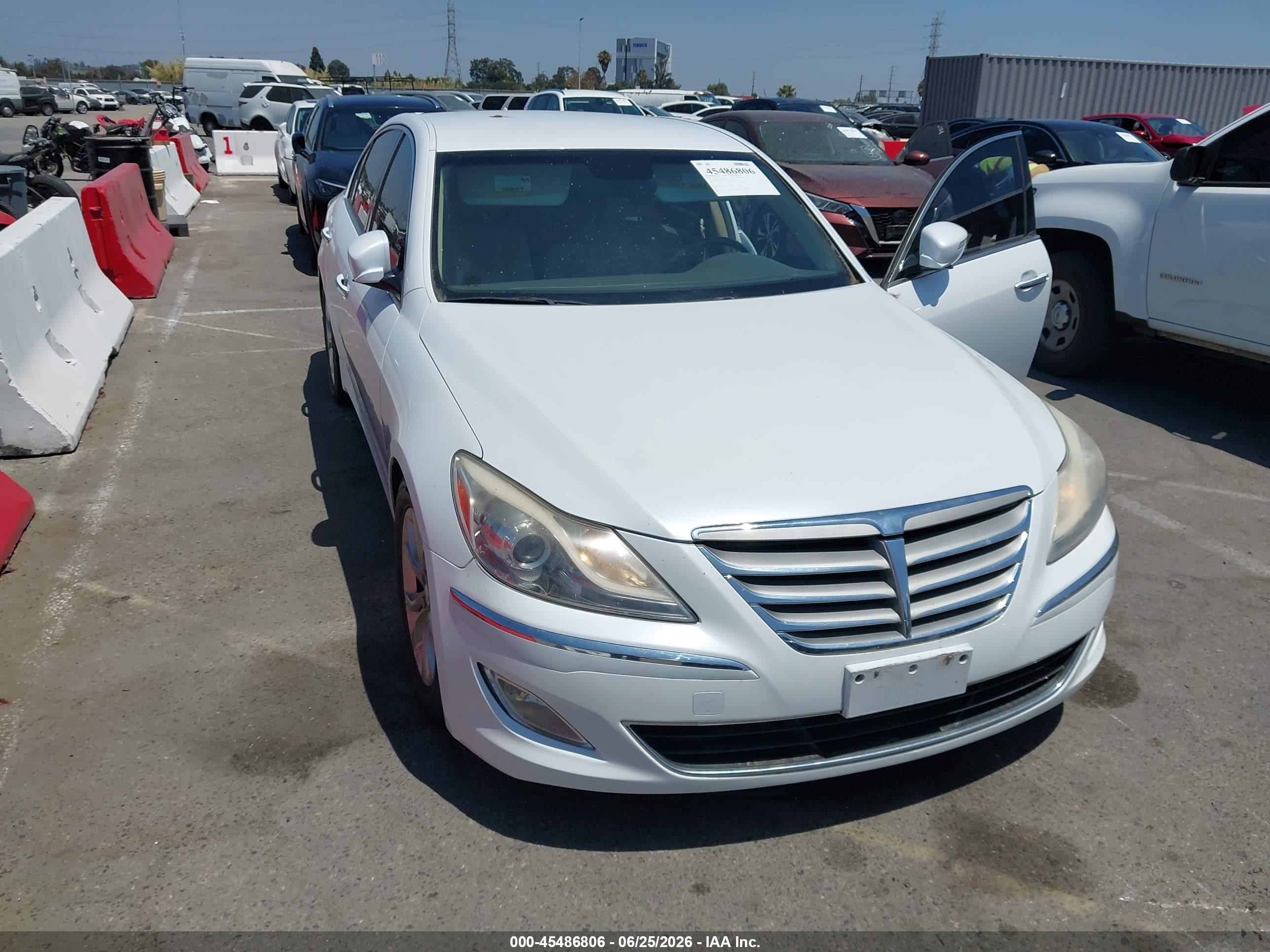 2013 Hyundai Genesis 3.8 White vin: KMHGC4DD9DU257839