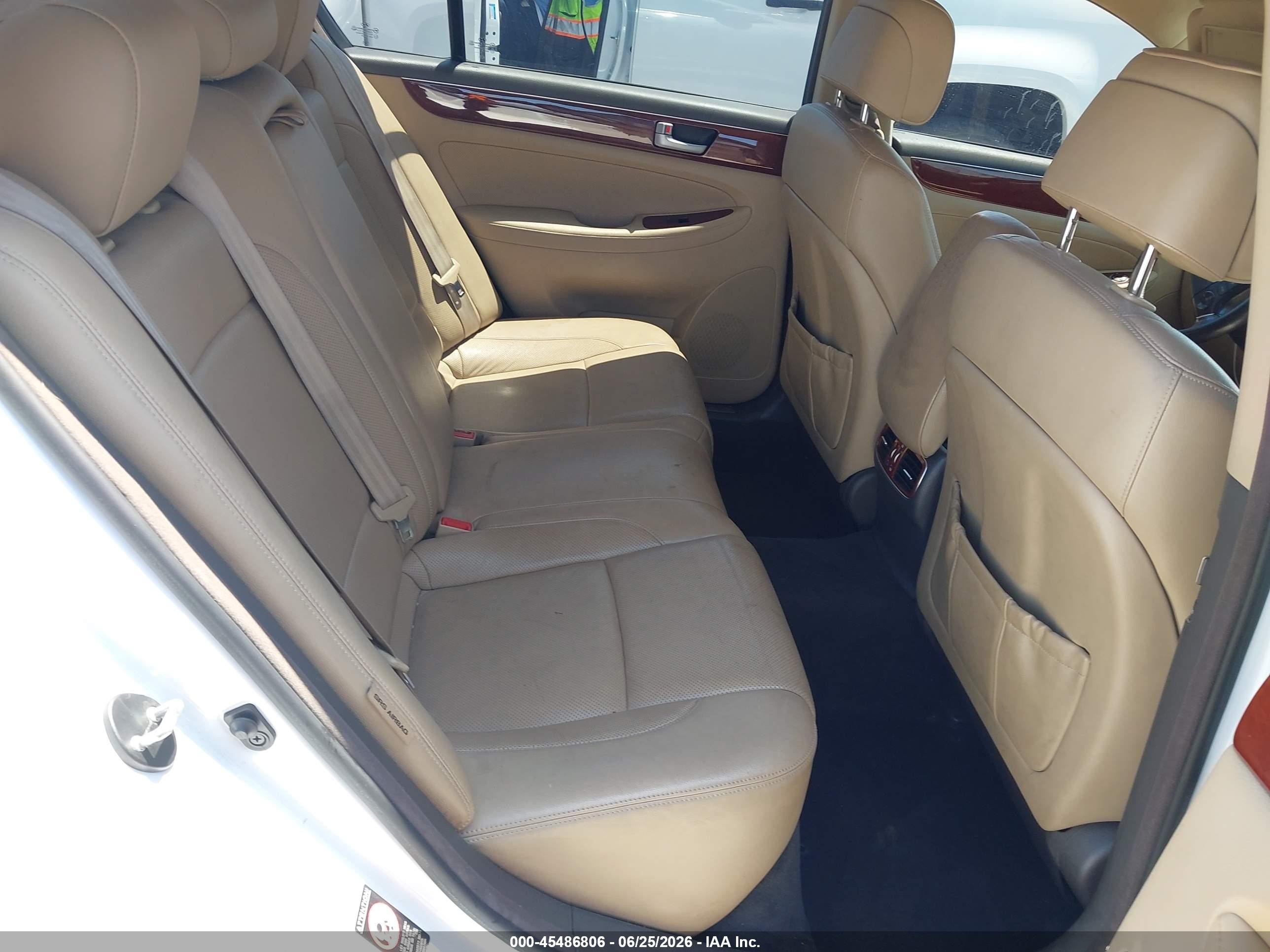 2013 Hyundai Genesis 3.8 White vin: KMHGC4DD9DU257839