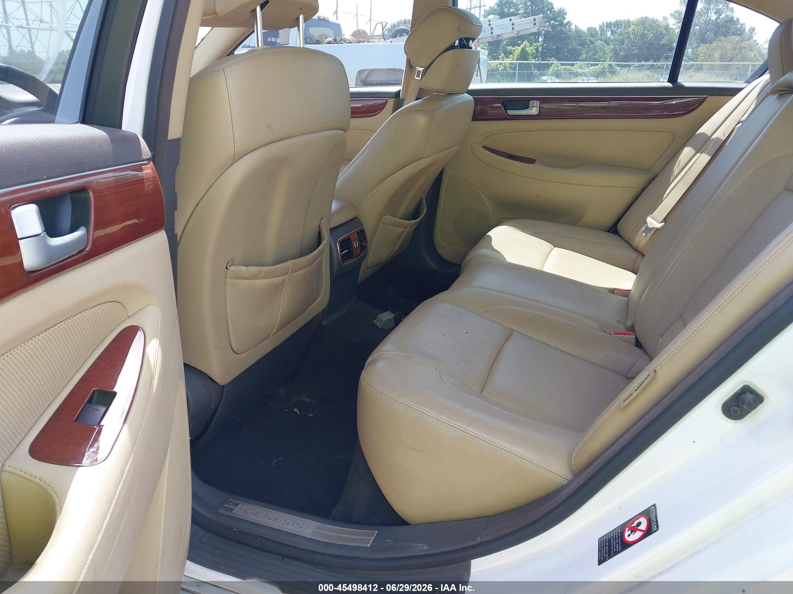 2014 Hyundai Genesis 3.8 White vin: KMHGC4DD9EU259351