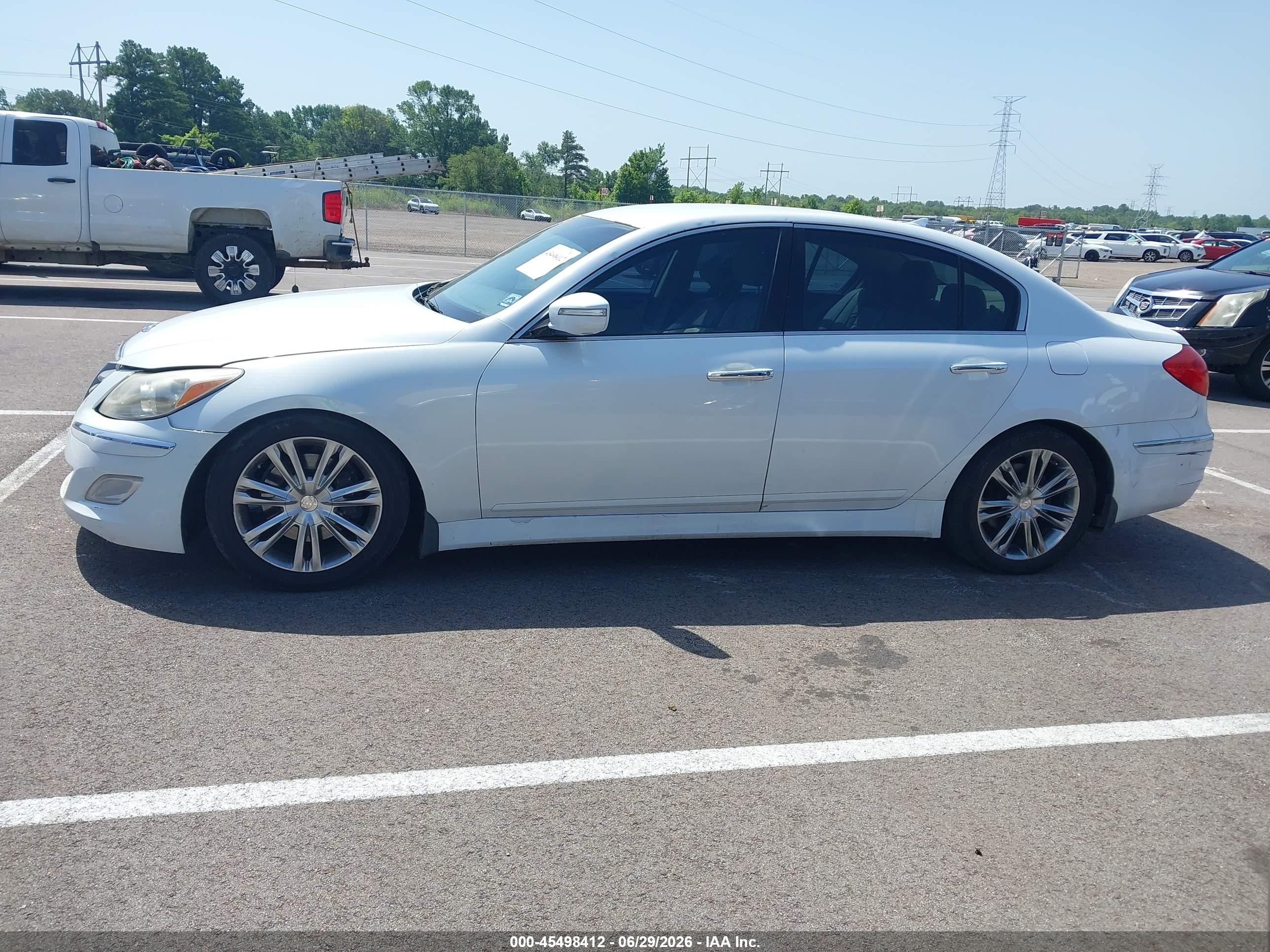 2014 Hyundai Genesis 3.8 White vin: KMHGC4DD9EU259351