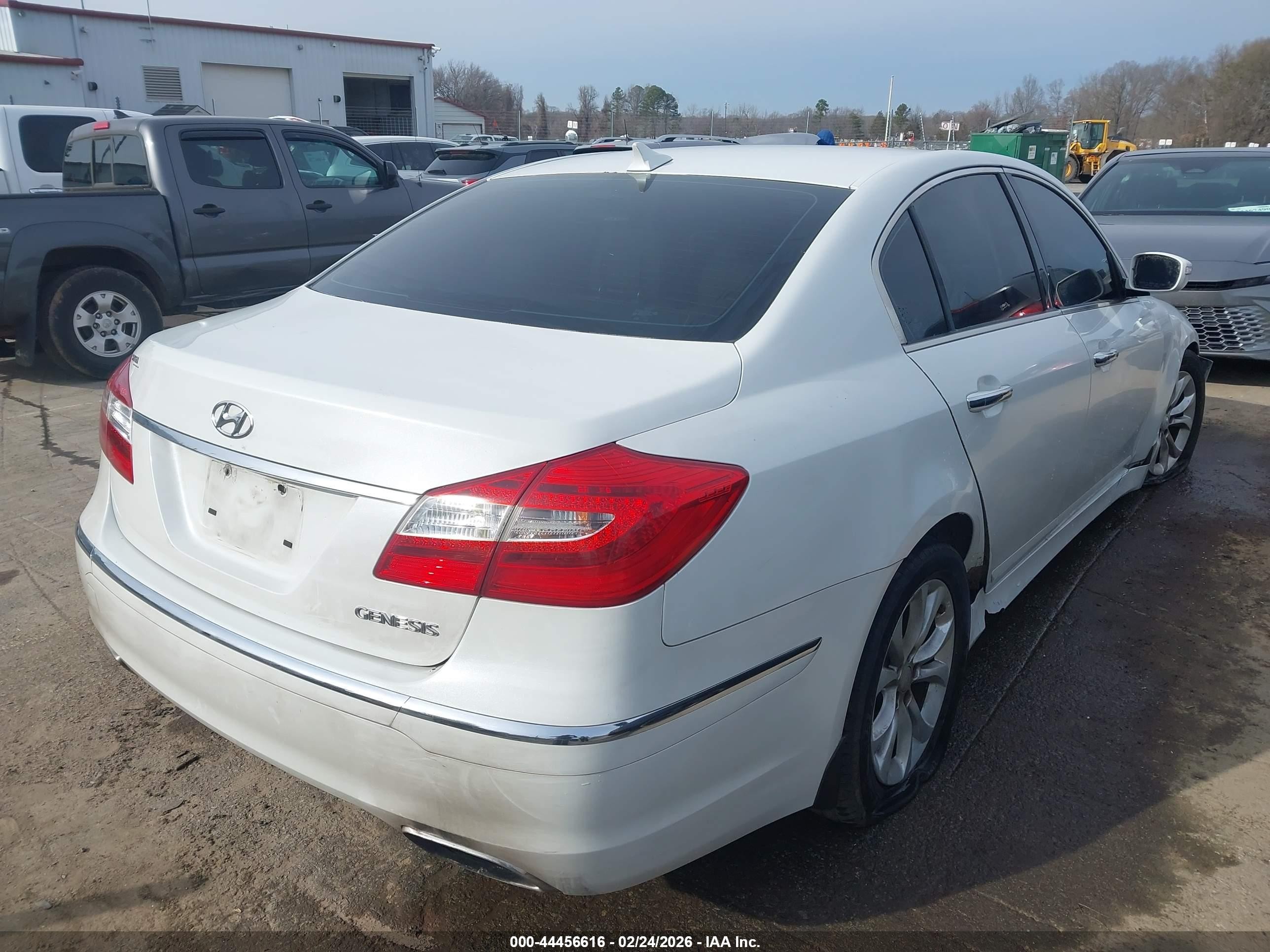 2013 Hyundai Genesis 3.8 Белый vin: KMHGC4DDXDU214322