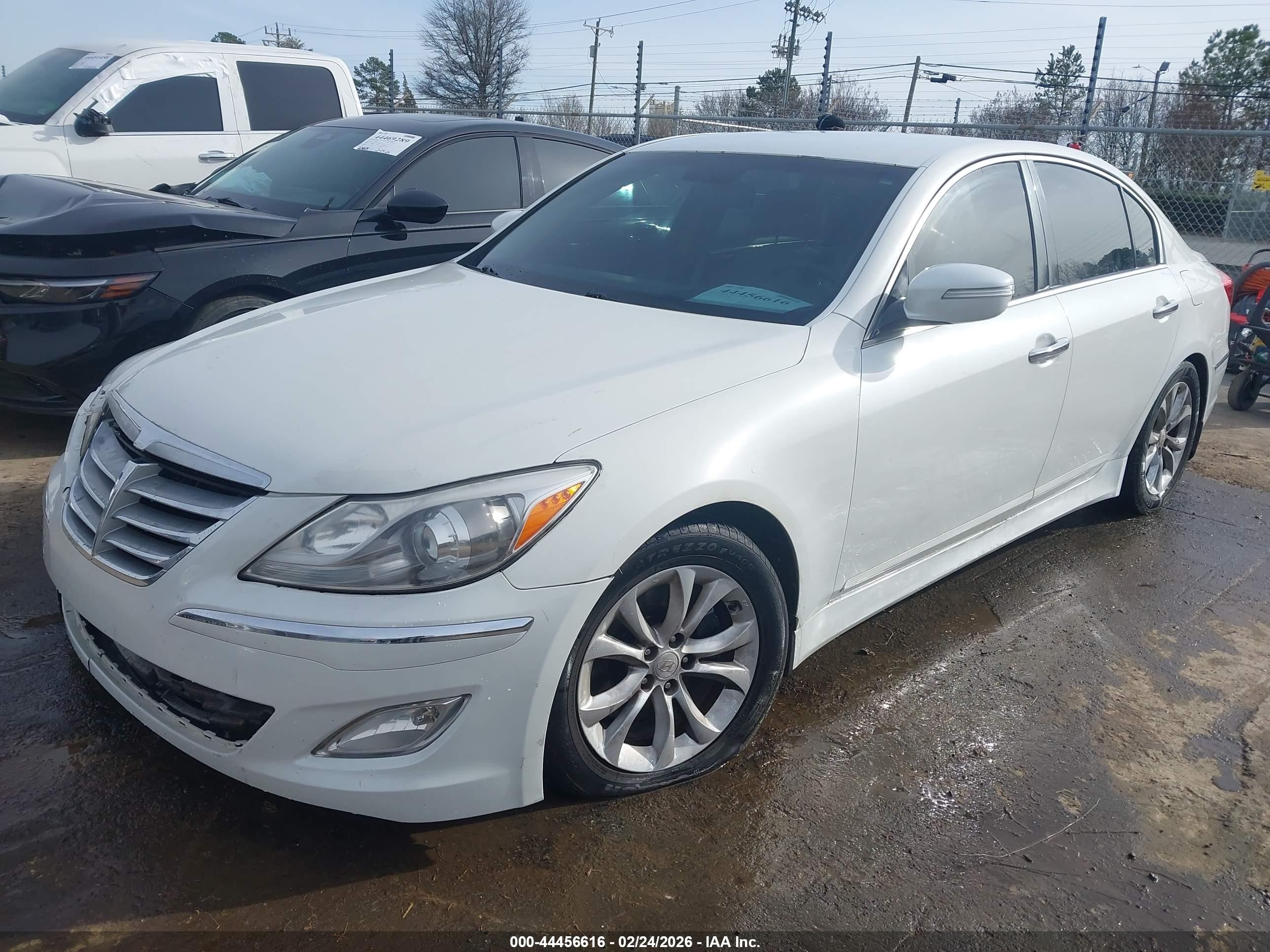 2013 Hyundai Genesis 3.8 Белый vin: KMHGC4DDXDU214322