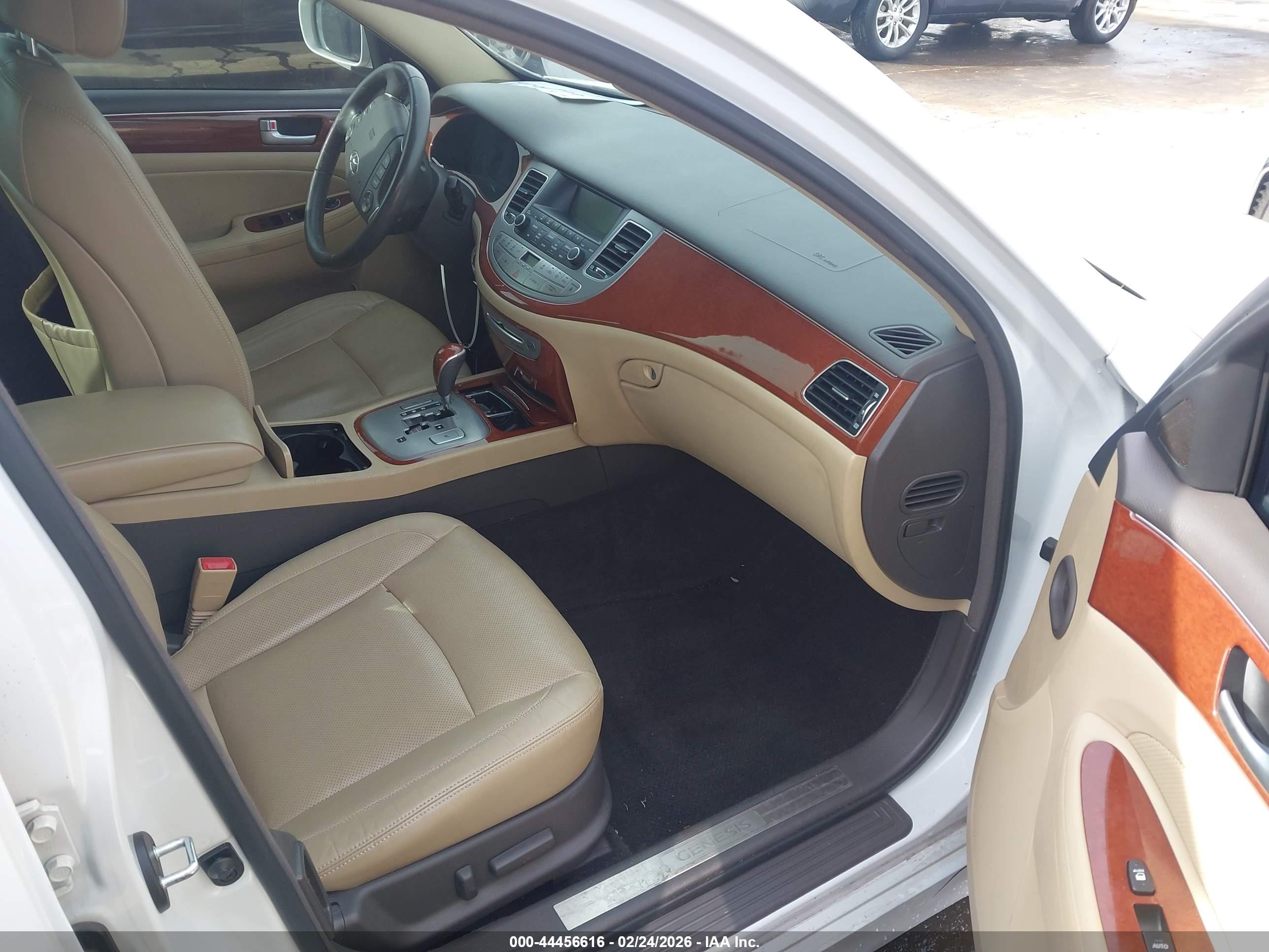 2013 Hyundai Genesis 3.8 Белый vin: KMHGC4DDXDU214322