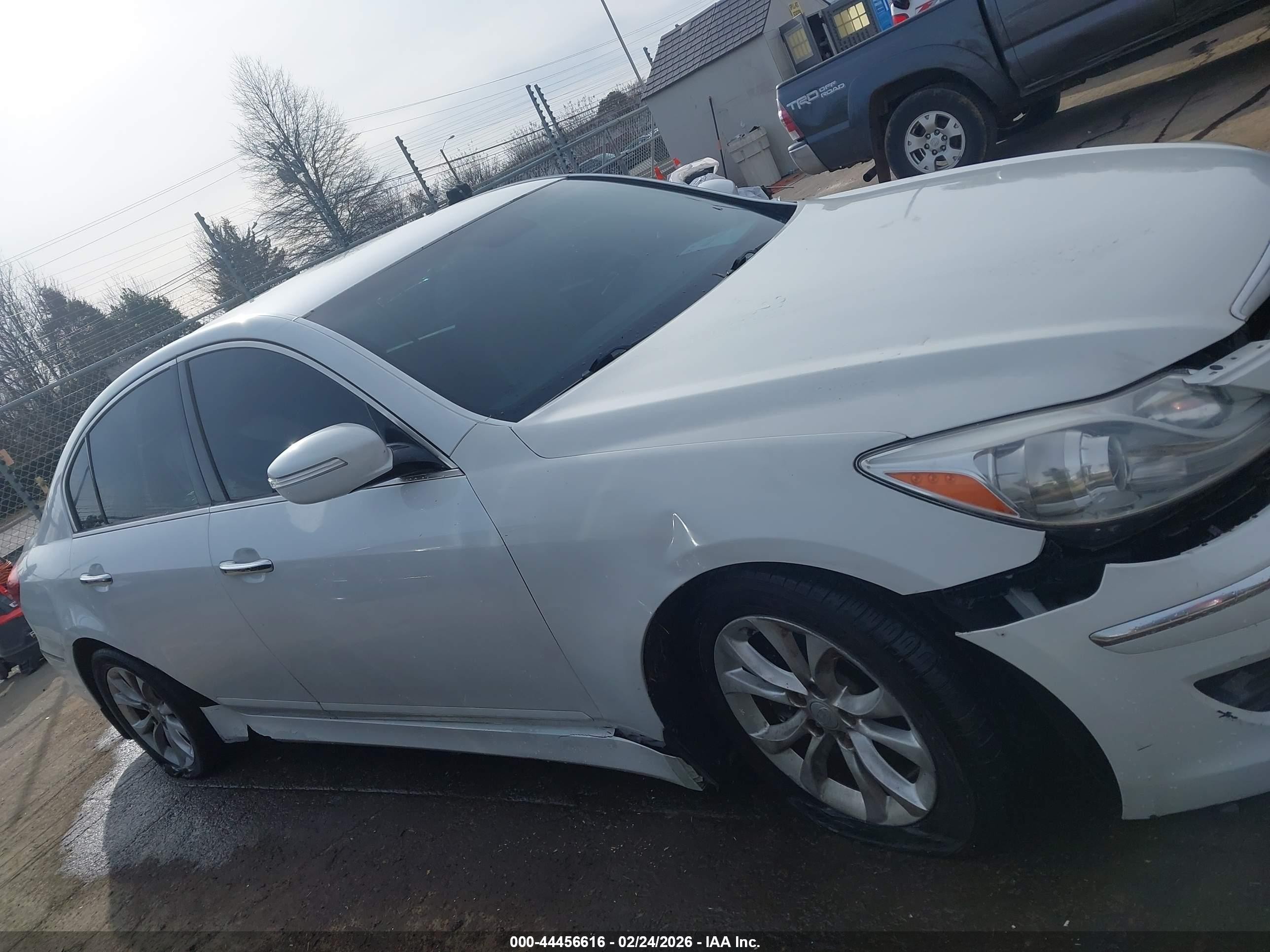 2013 Hyundai Genesis 3.8 Белый vin: KMHGC4DDXDU214322