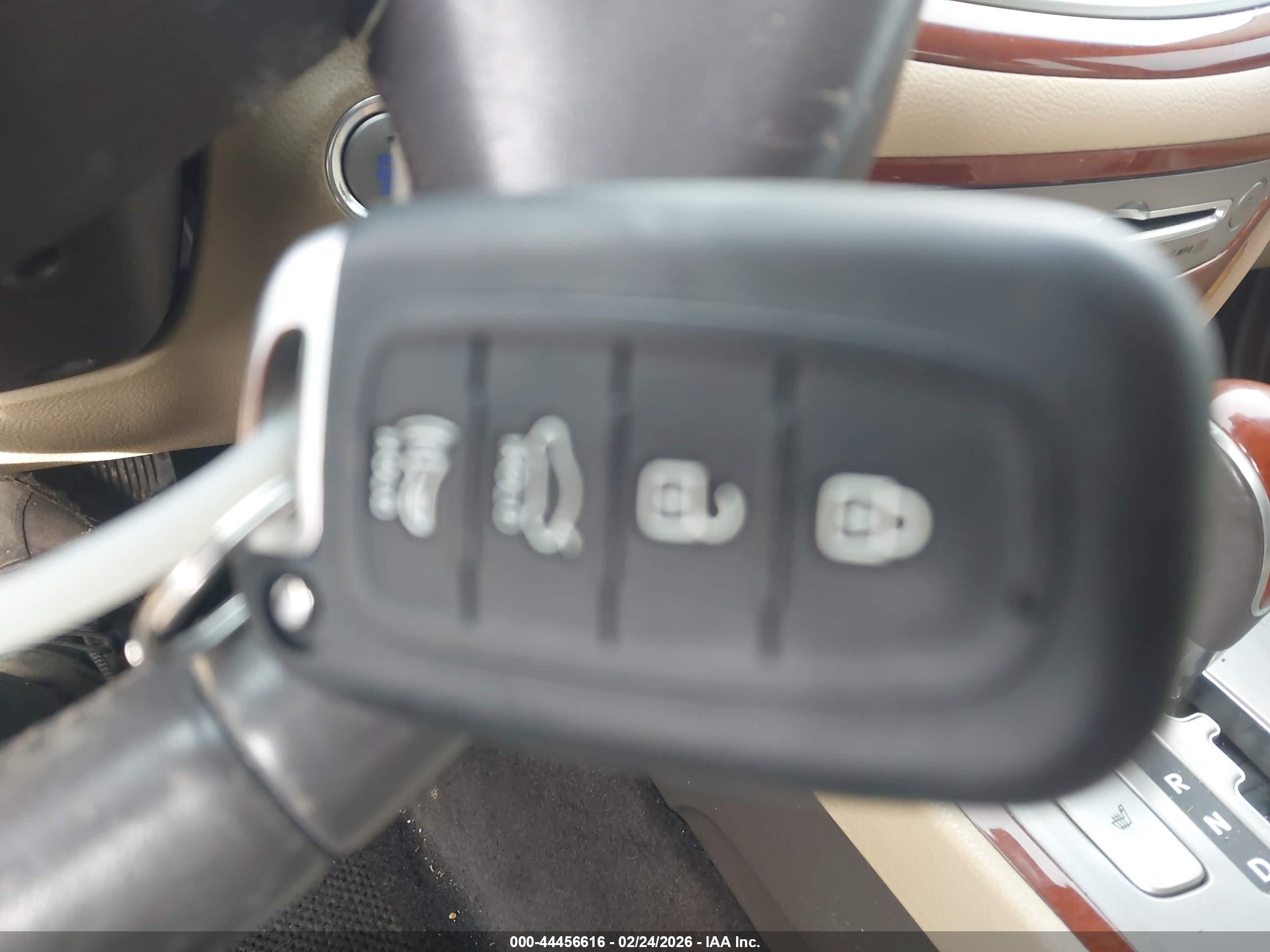 2013 Hyundai Genesis 3.8 Белый vin: KMHGC4DDXDU214322
