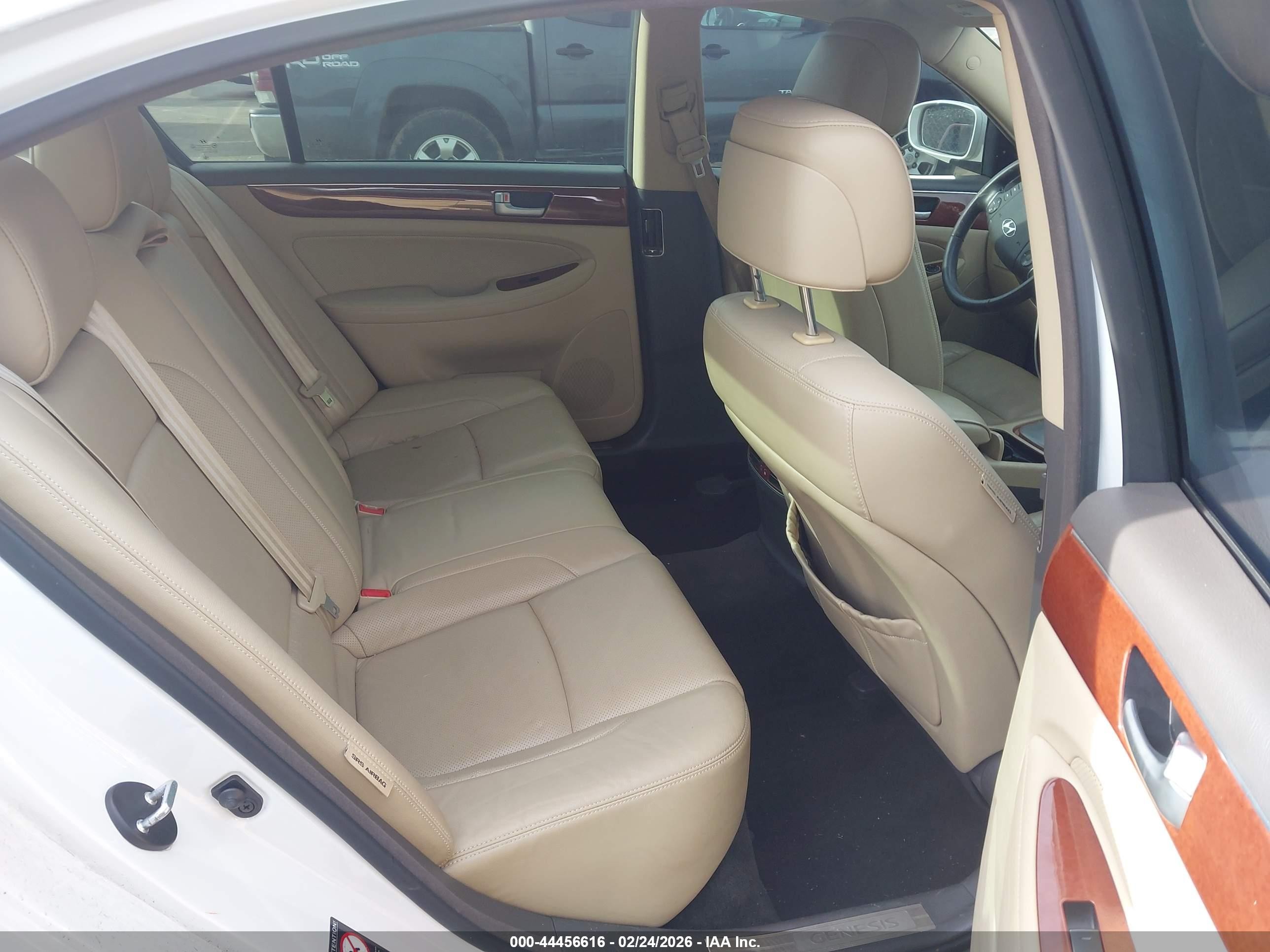 2013 Hyundai Genesis 3.8 Белый vin: KMHGC4DDXDU214322