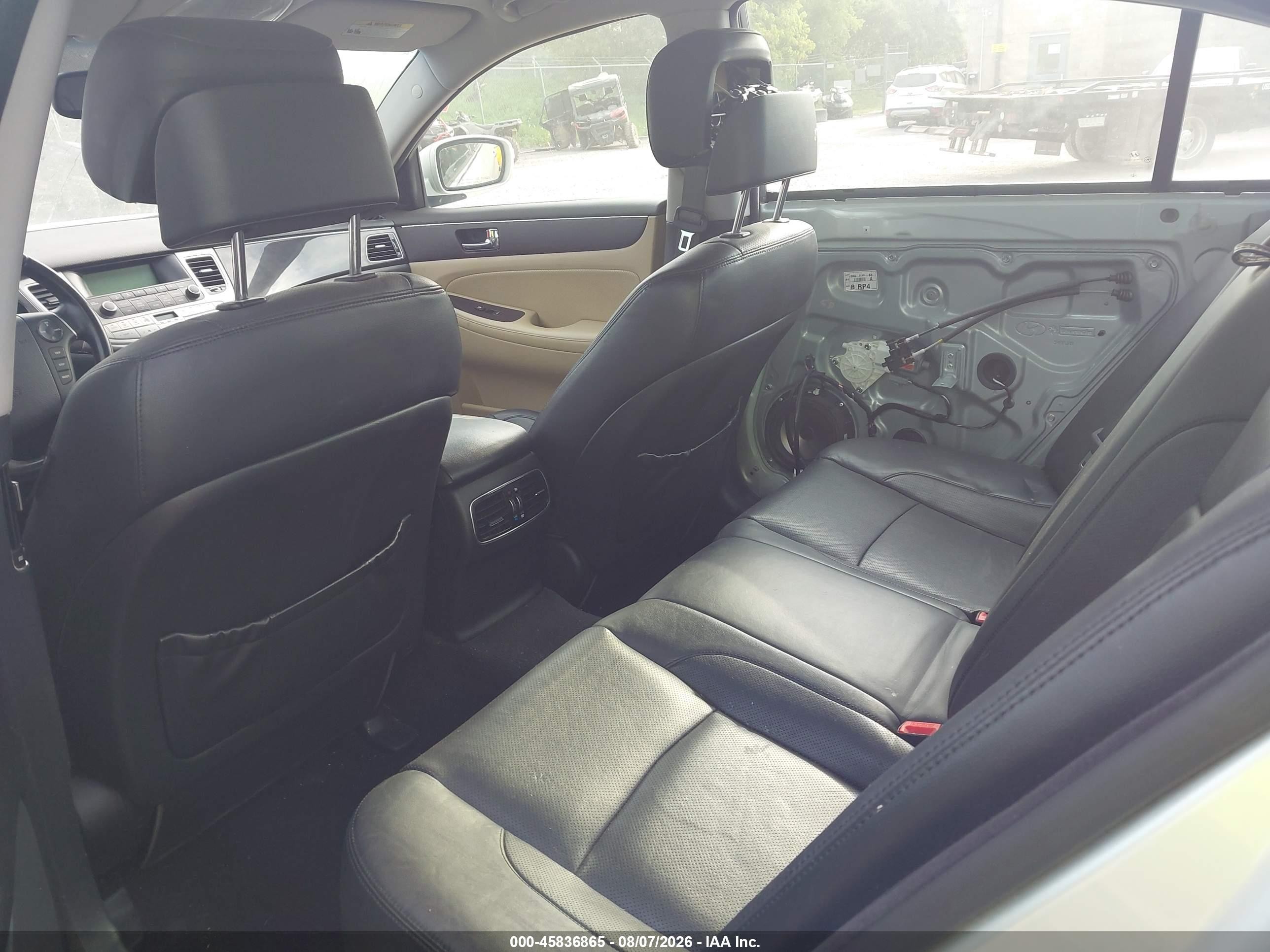 2013 Hyundai Genesis 3.8 Silver vin: KMHGC4DDXDU215079