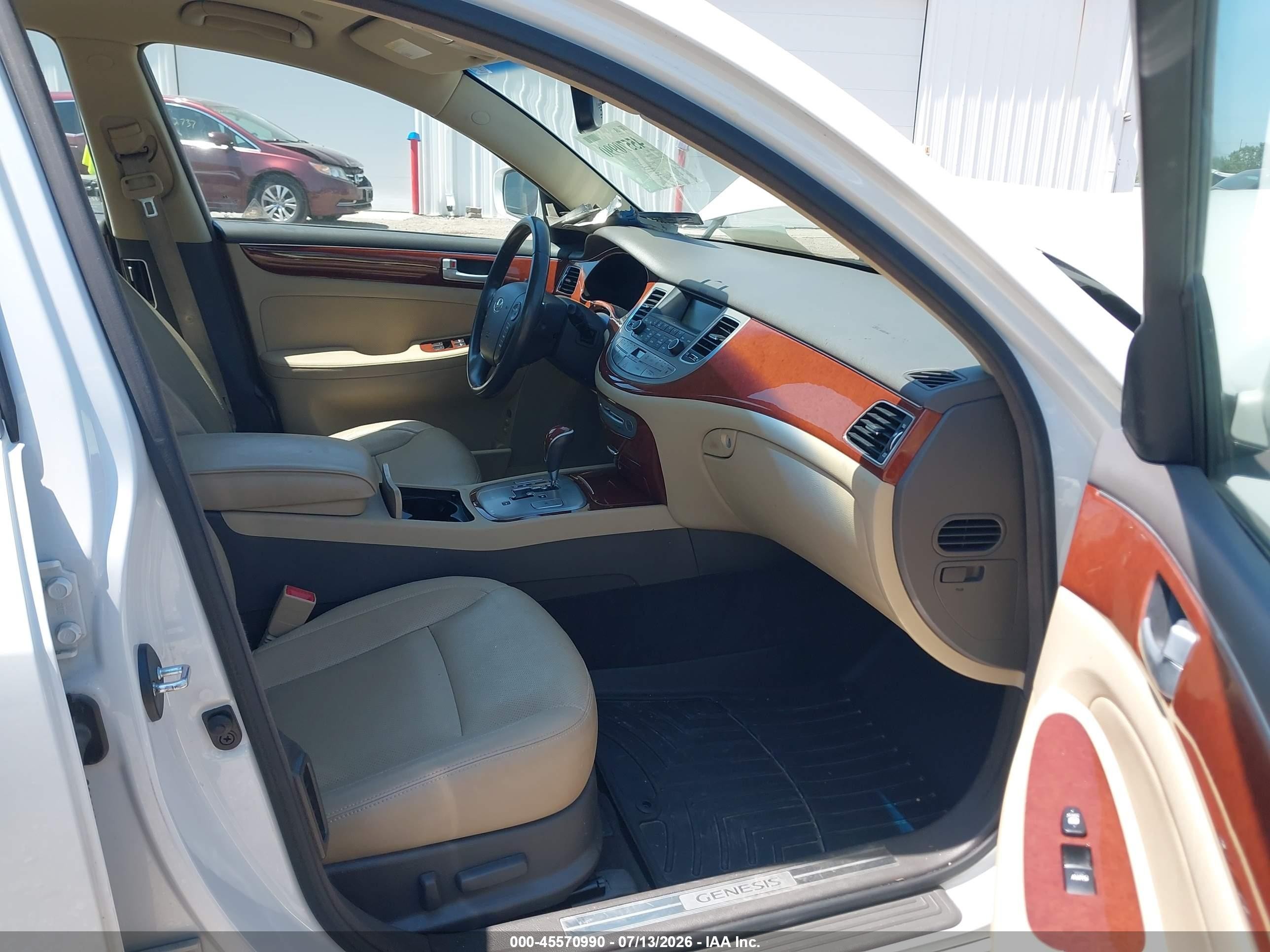 2013 Hyundai Genesis 3.8 White vin: KMHGC4DDXDU245747