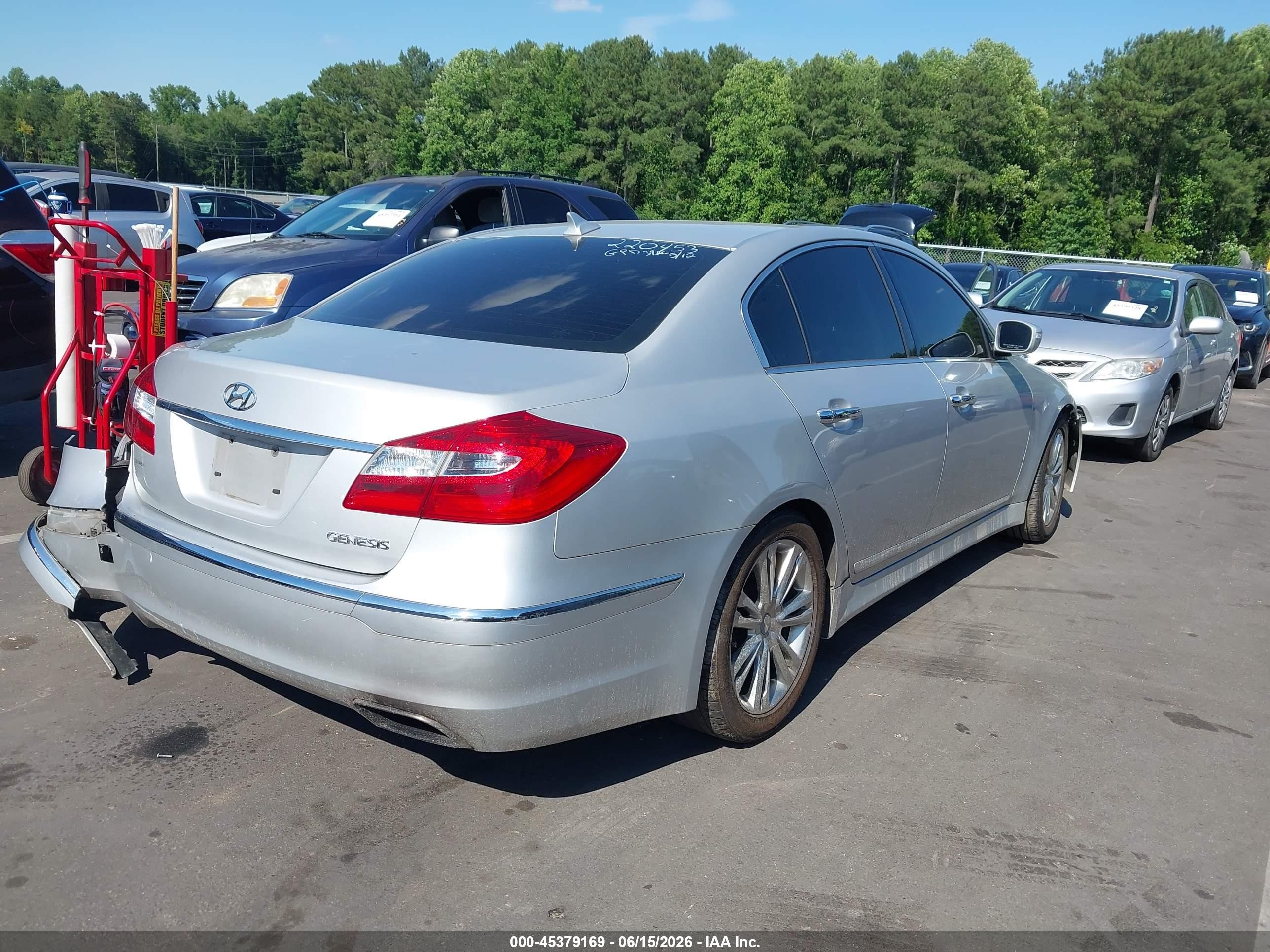 2014 Hyundai Genesis 3.8 Silver vin: KMHGC4DDXEU263926