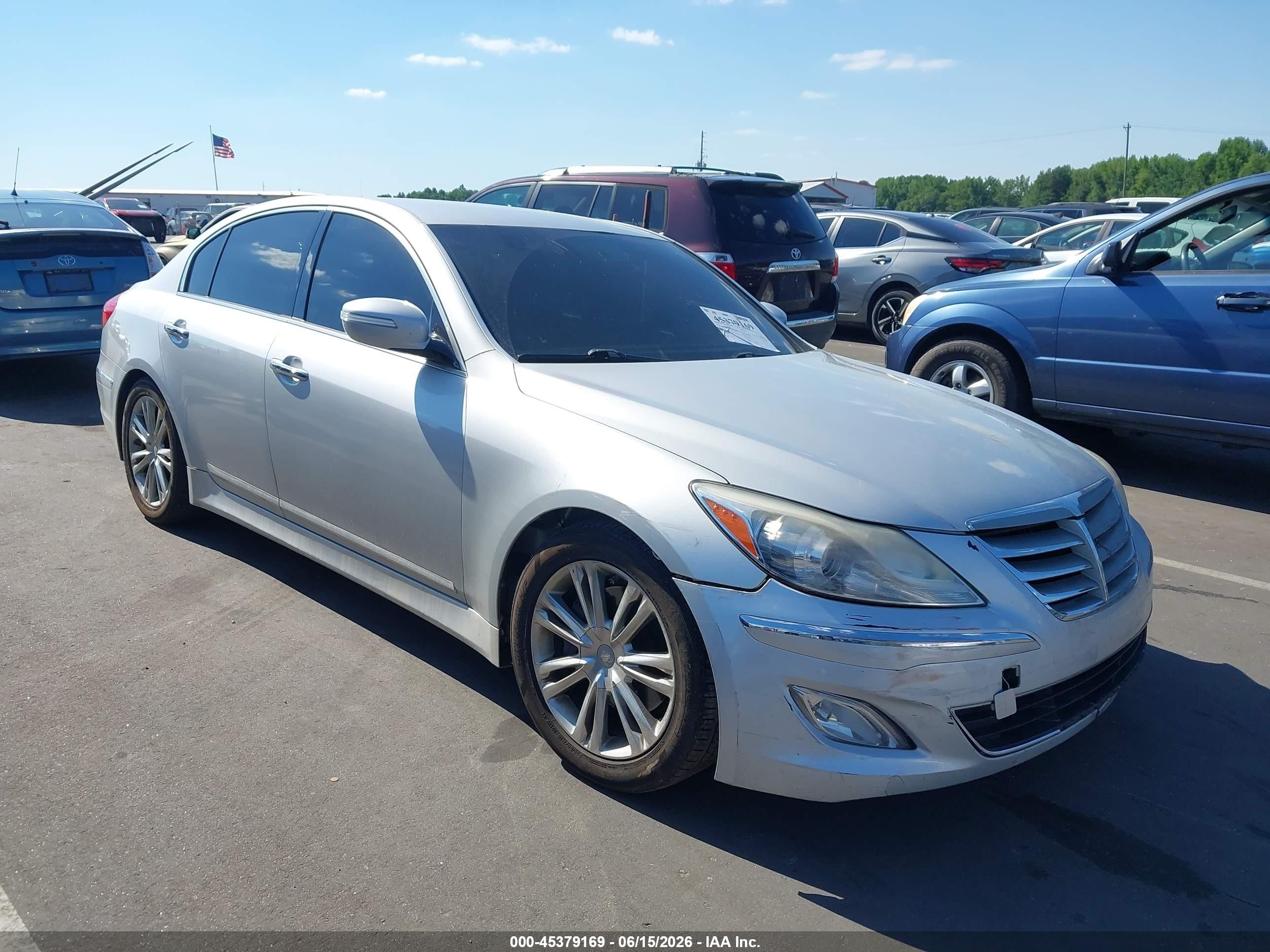 2014 Hyundai Genesis 3.8 Silver vin: KMHGC4DDXEU263926