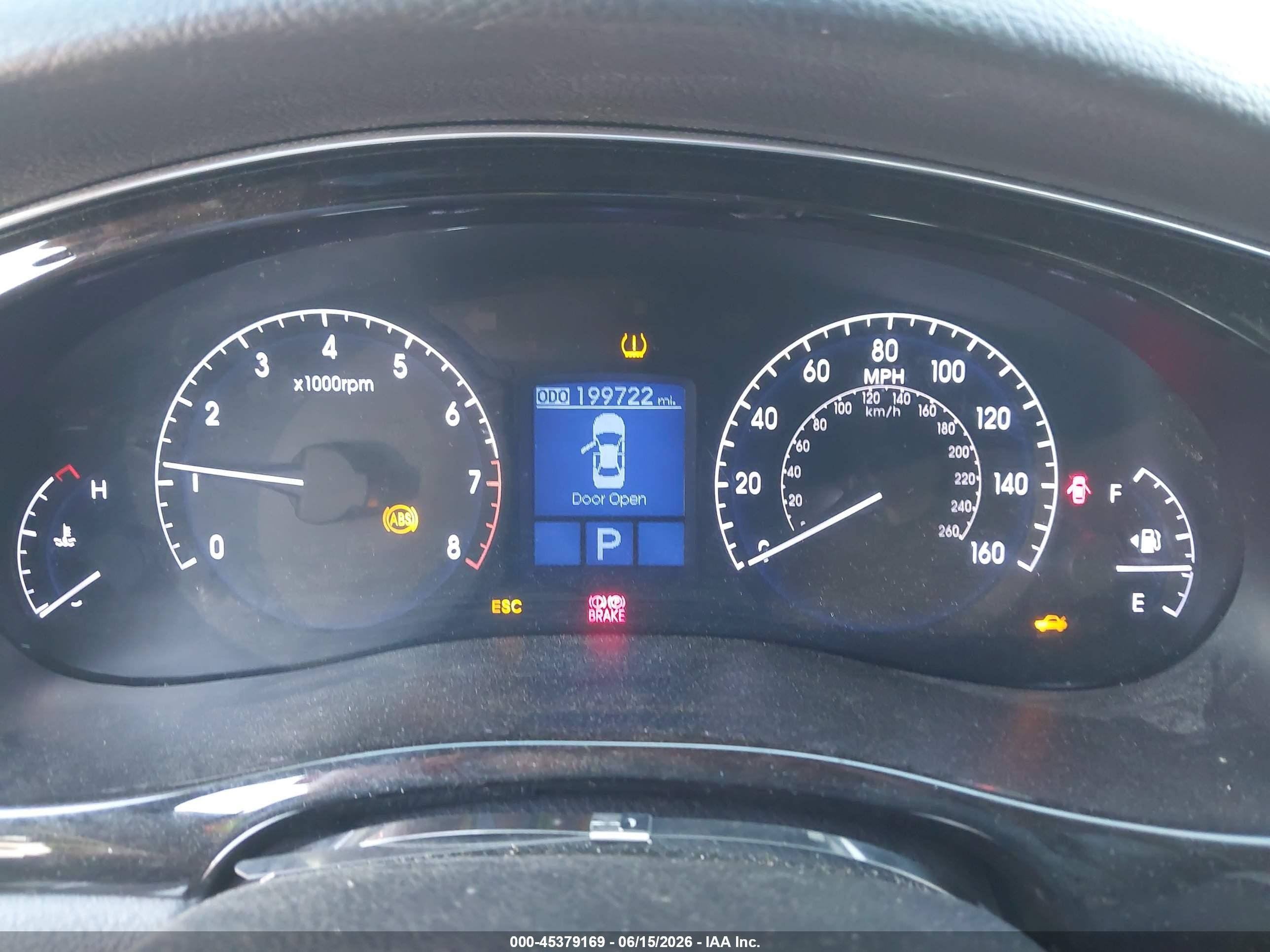 2014 Hyundai Genesis 3.8 Silver vin: KMHGC4DDXEU263926