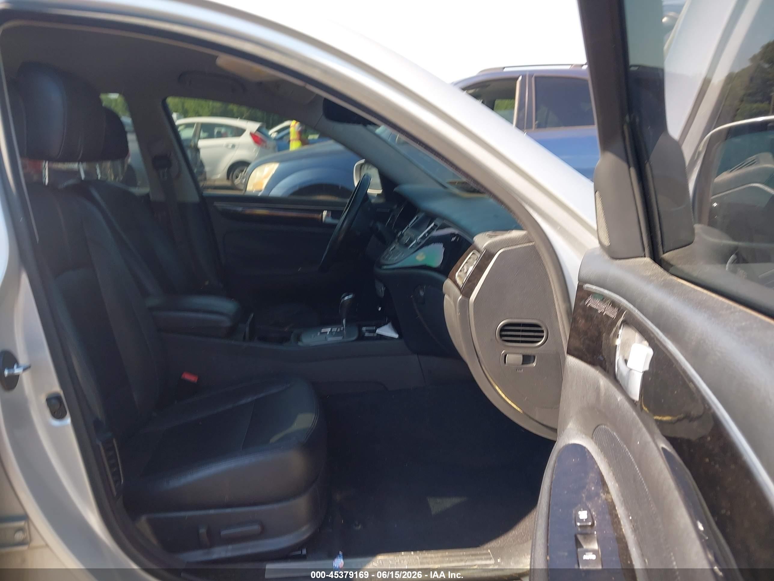 2014 Hyundai Genesis 3.8 Silver vin: KMHGC4DDXEU263926